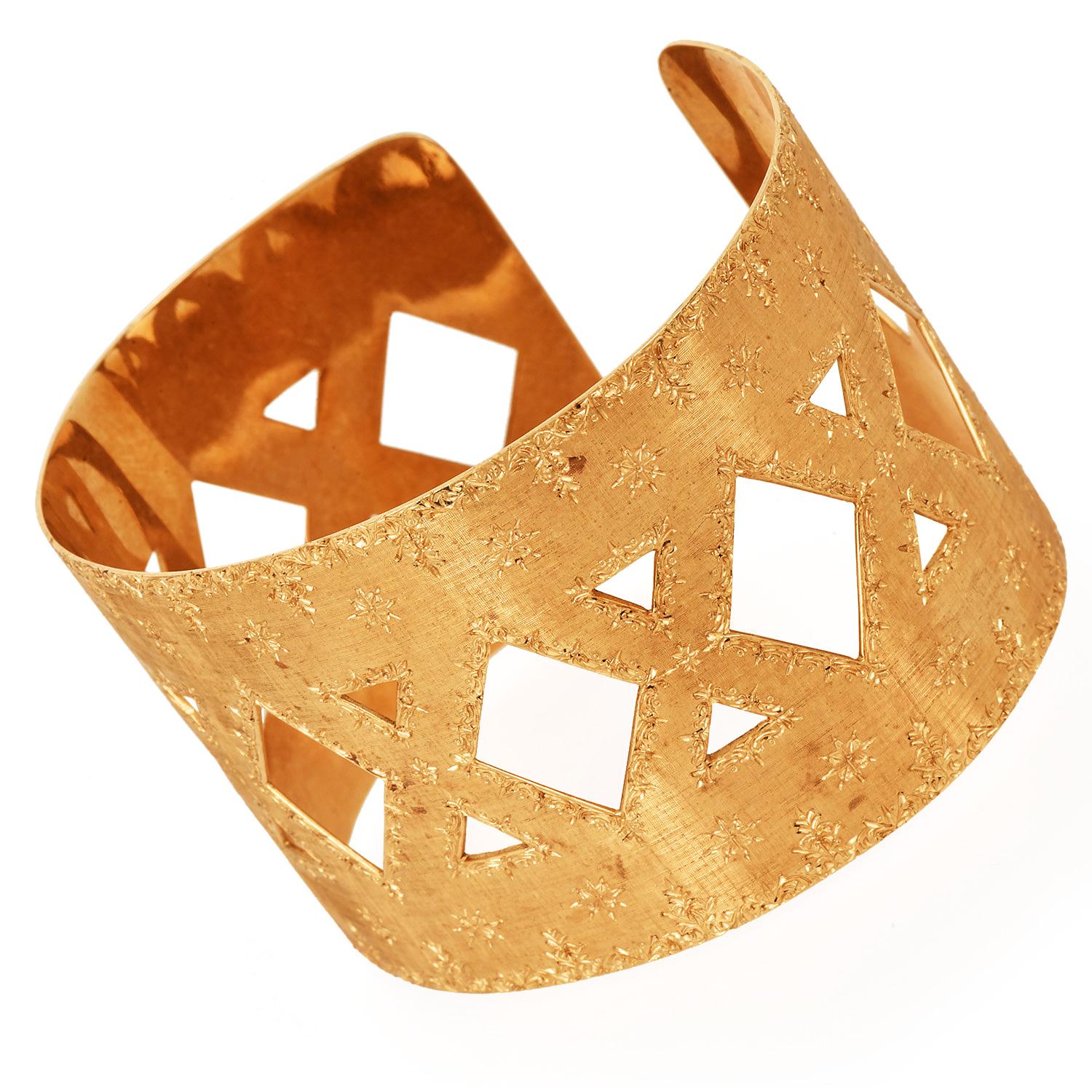 Mario Buccellati - vintage Brazalete deportivo de puño ancho abierto en rico oro amarillo de 18 quilates con la técnica de grabado Rigato característica de la casa. El atrevido motivo geométrico presenta recortes en forma de diamante y triángulo,
