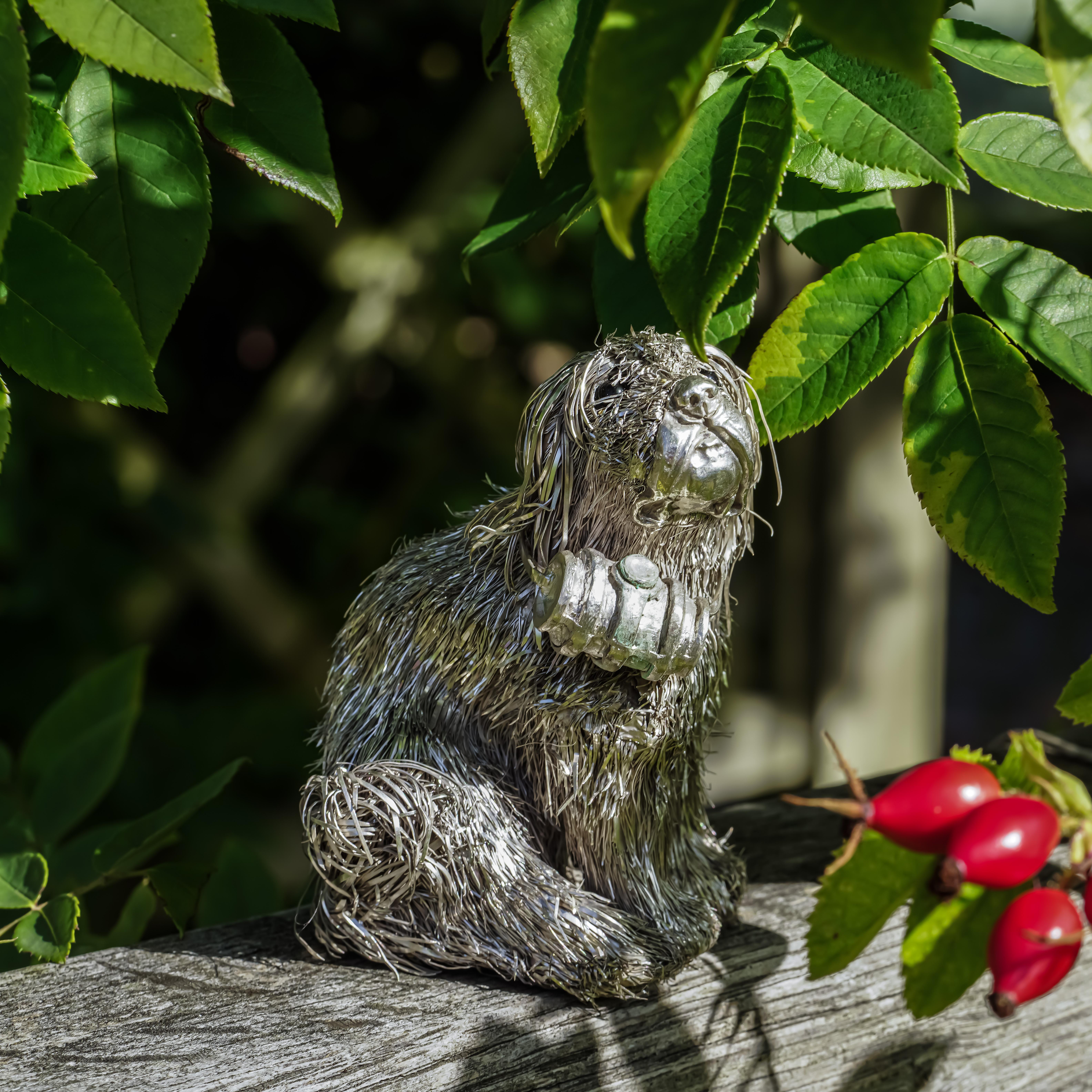 Sculpture de chien St Bernard en argent sterling 925 de Mario Buccellati.
Fabriqué en Italie, vers 1950 
Entièrement poinçonné.

La sculpture en argent d'un chien St-Bernard avec un tonneau autour du cou est fréquemment utilisée comme signe