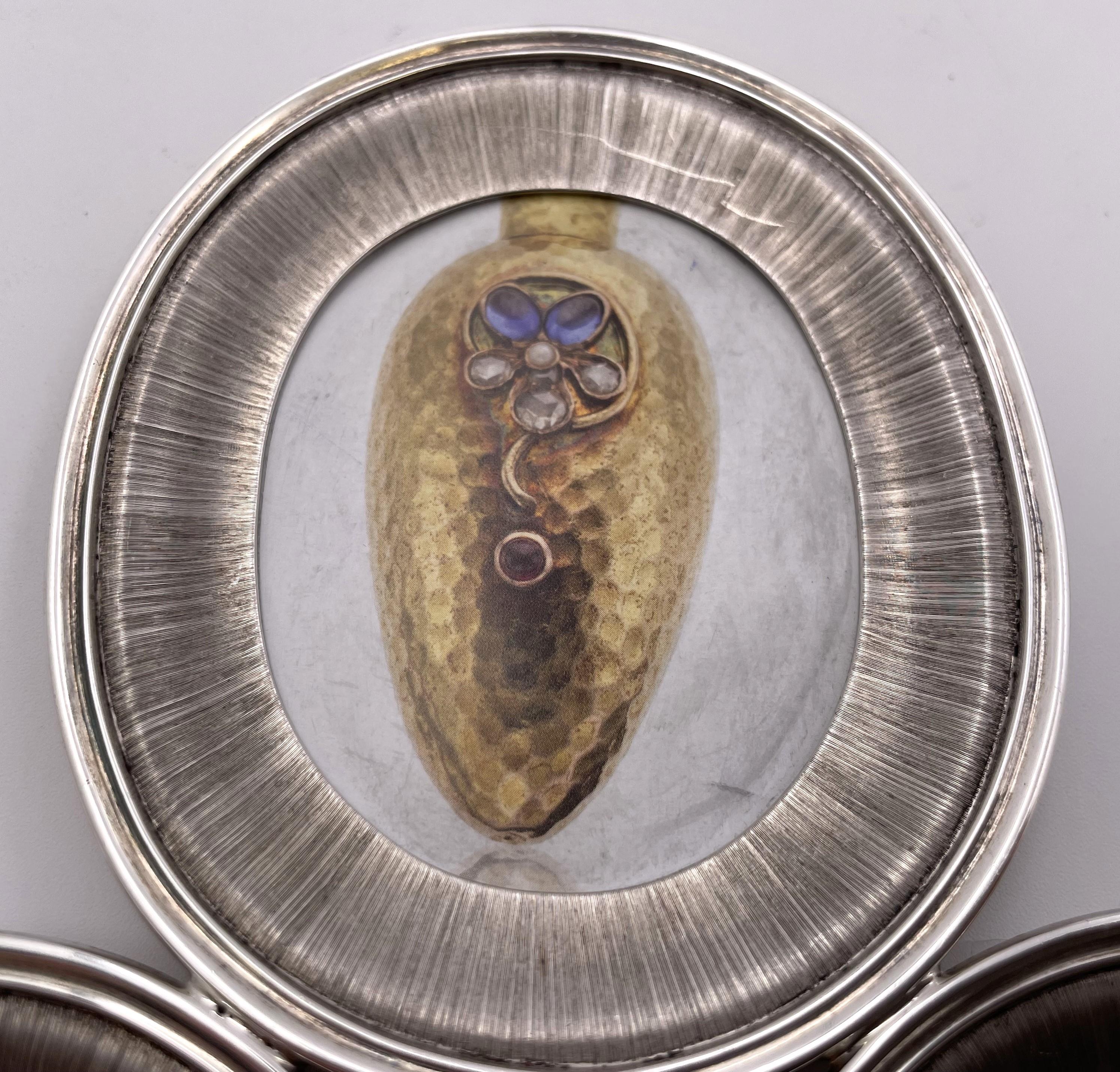 Mario Buccellati, cadre photo italien en argent sterling, avec 3 compartiments. Il mesure 7'' de hauteur, 6 1/2'' de largeur et 1/2'' de profondeur. La taille de la photo est de 2 1/2'' par 2''. Les poinçons sont indiqués.

Mario Buccellati, le