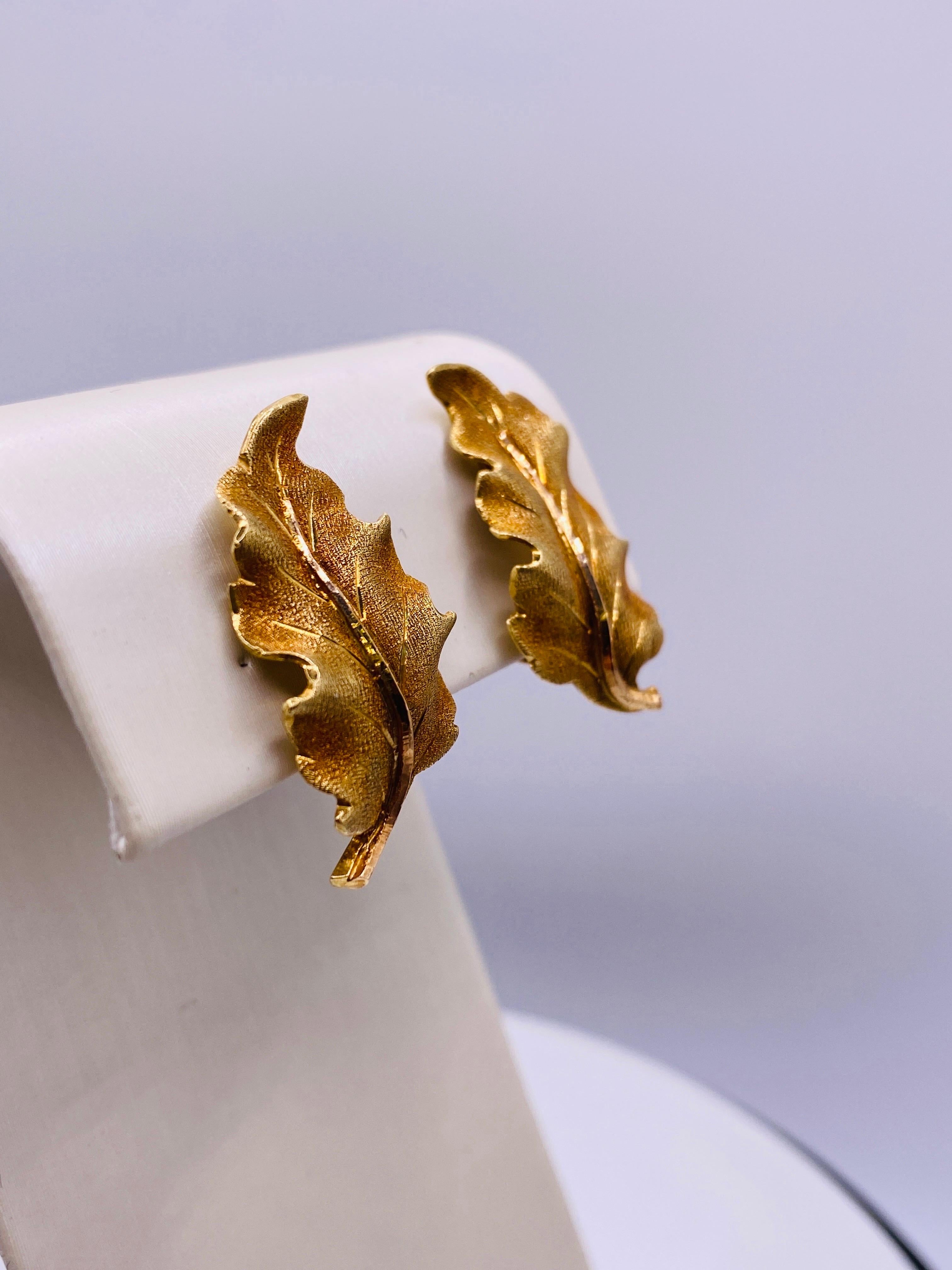 Vintage Mario Bucchellati Italy 18k yellow gold Guirlande de feuilles oak leaf clip-on earrings. Circa 1960's. 6.8Dwt