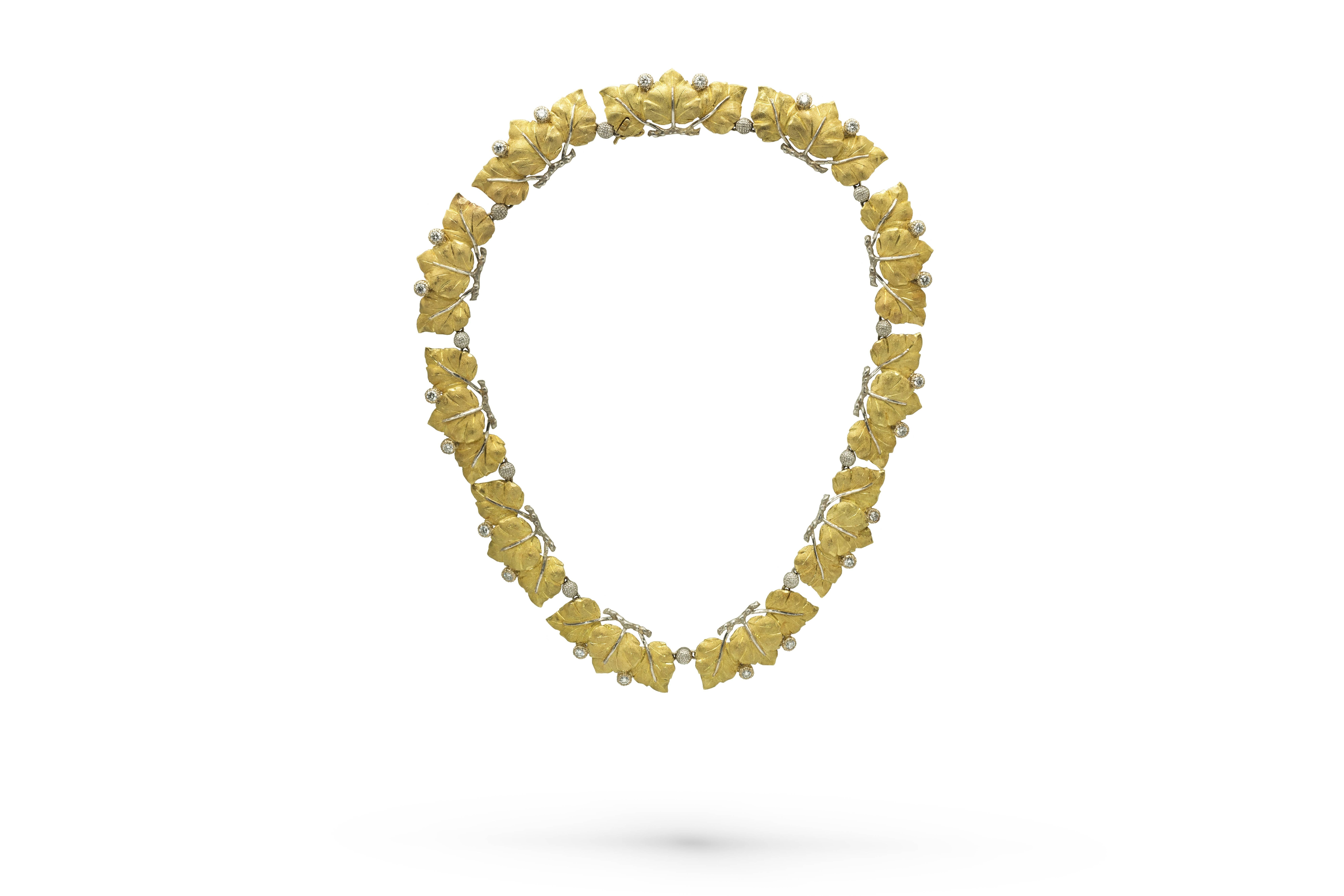Mario BUCCELLATI Set, composed with earrings and a necklace, representing leaves, in yellow gold and diamonds. 
(107 grs)