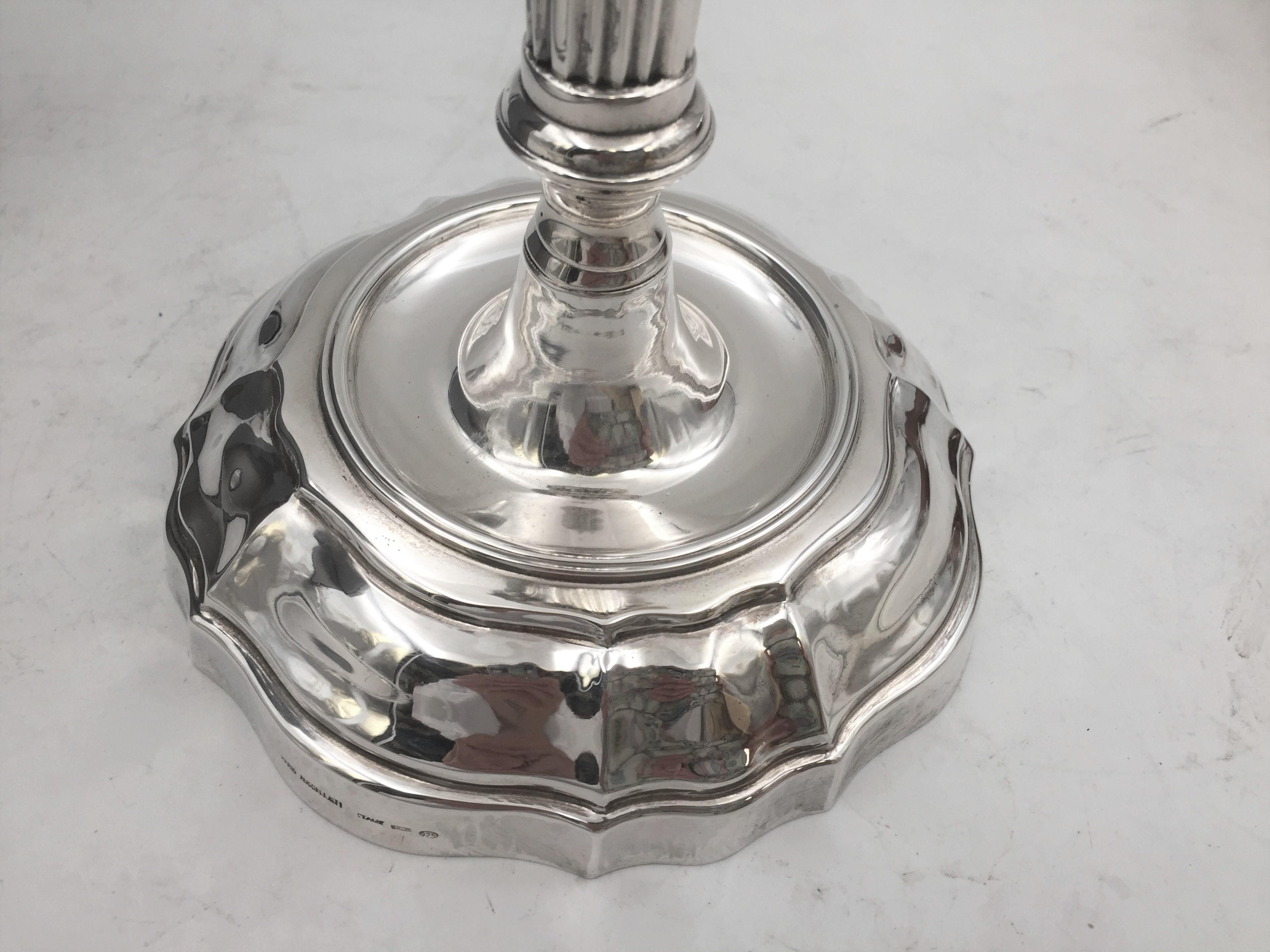 Sterling silver candlestick by the Italian maker Mario Buccellati, new in original Buccellati box. Retails around $4000. Designed with a knopped stem and a wavy bobéches. Measuring 7 1/4 inches tall and 5 1/4 inches wide at base. Weighing 17.2 troy