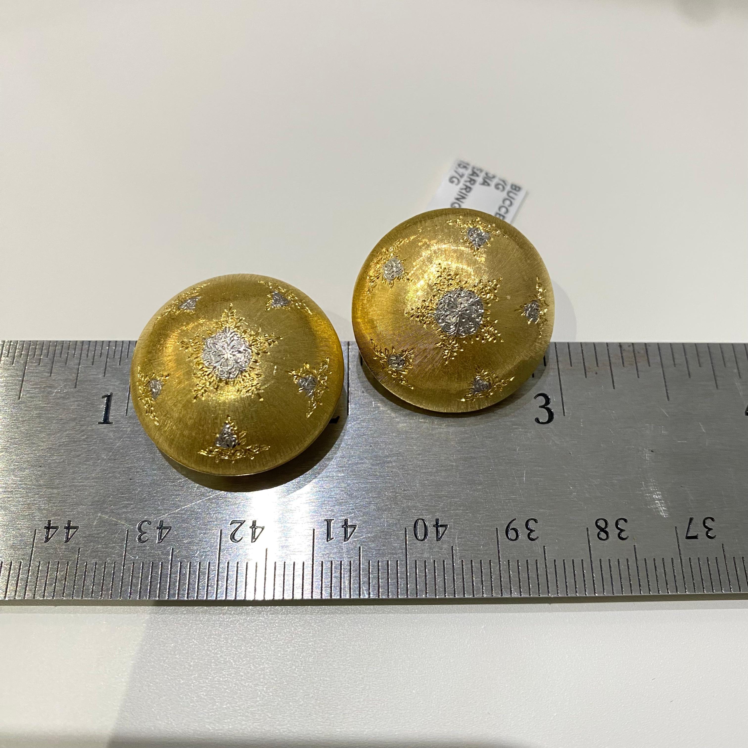 Orecchini a bottone in oro 18 carati Mario Buccellati Rigato Satinato In condizioni ottime in vendita a Miami, FL