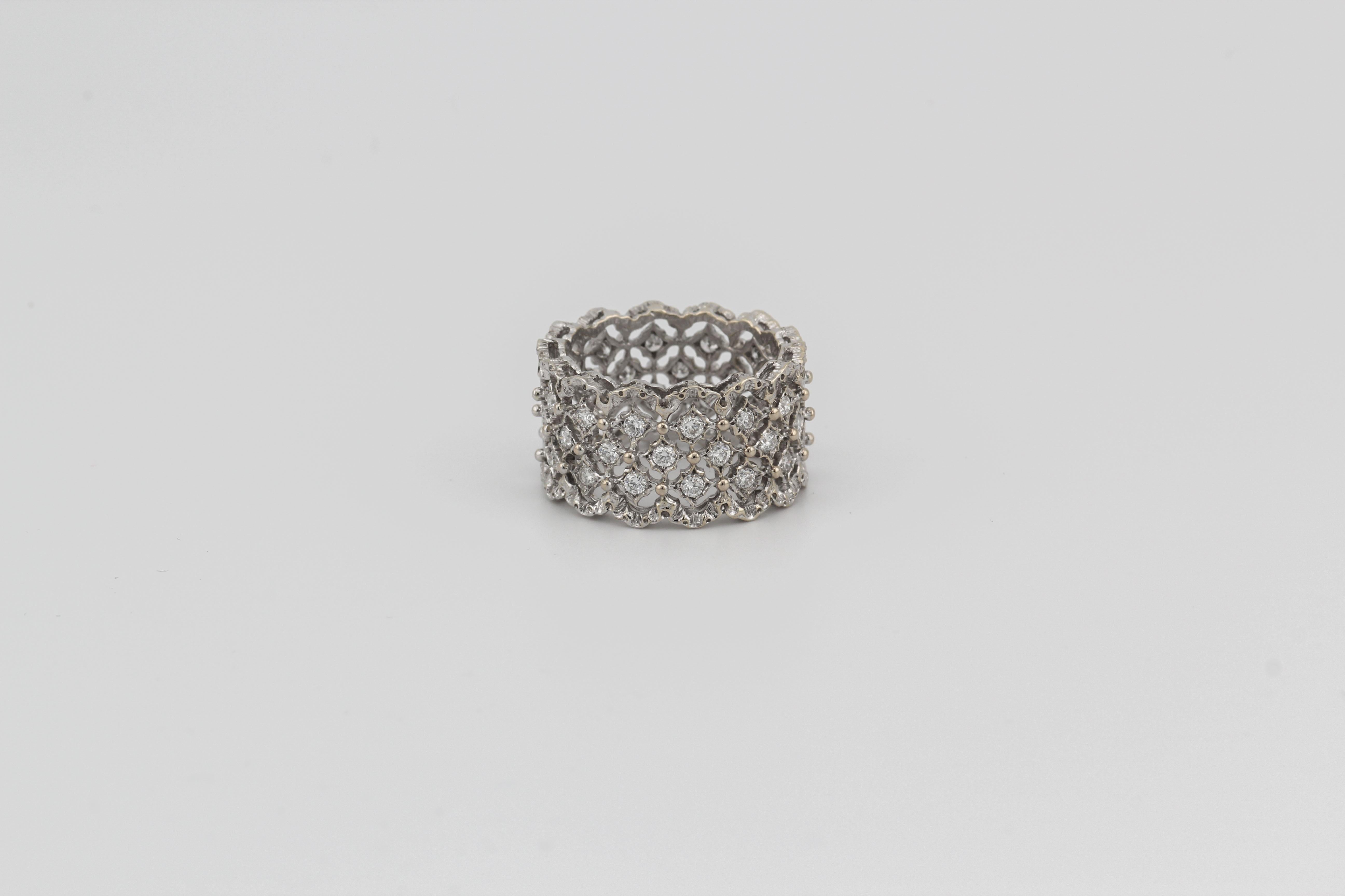 Laissez-vous séduire par l'élégance intemporelle de ce bracelet Rombi Eternelle en or blanc 18k avec diamants de Mario Buccellati. Méticuleusement confectionné, ce bracelet témoigne de l'héritage de Buccellati en matière de création de bijoux
