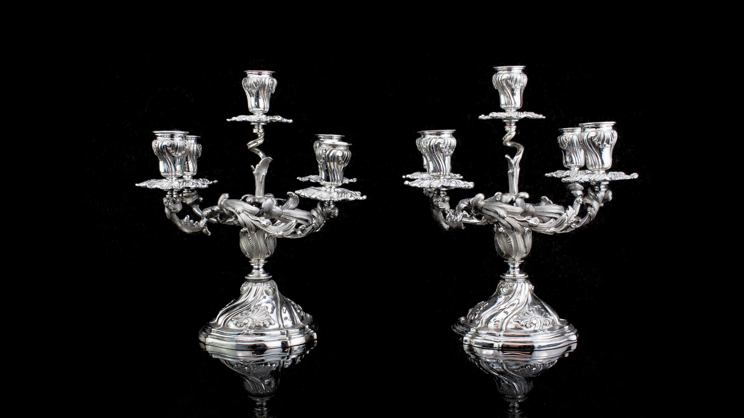 A pair of five-flame candleholders in molten, embossed and chiselled silver
Maker: Mario Buccellati
Made in Italy, 1935-1945

Dimensions:
Height 24.5 cm
Width 22.5 cm
Weight: 2761 grams total

Condition: Excellent condition, no damage.