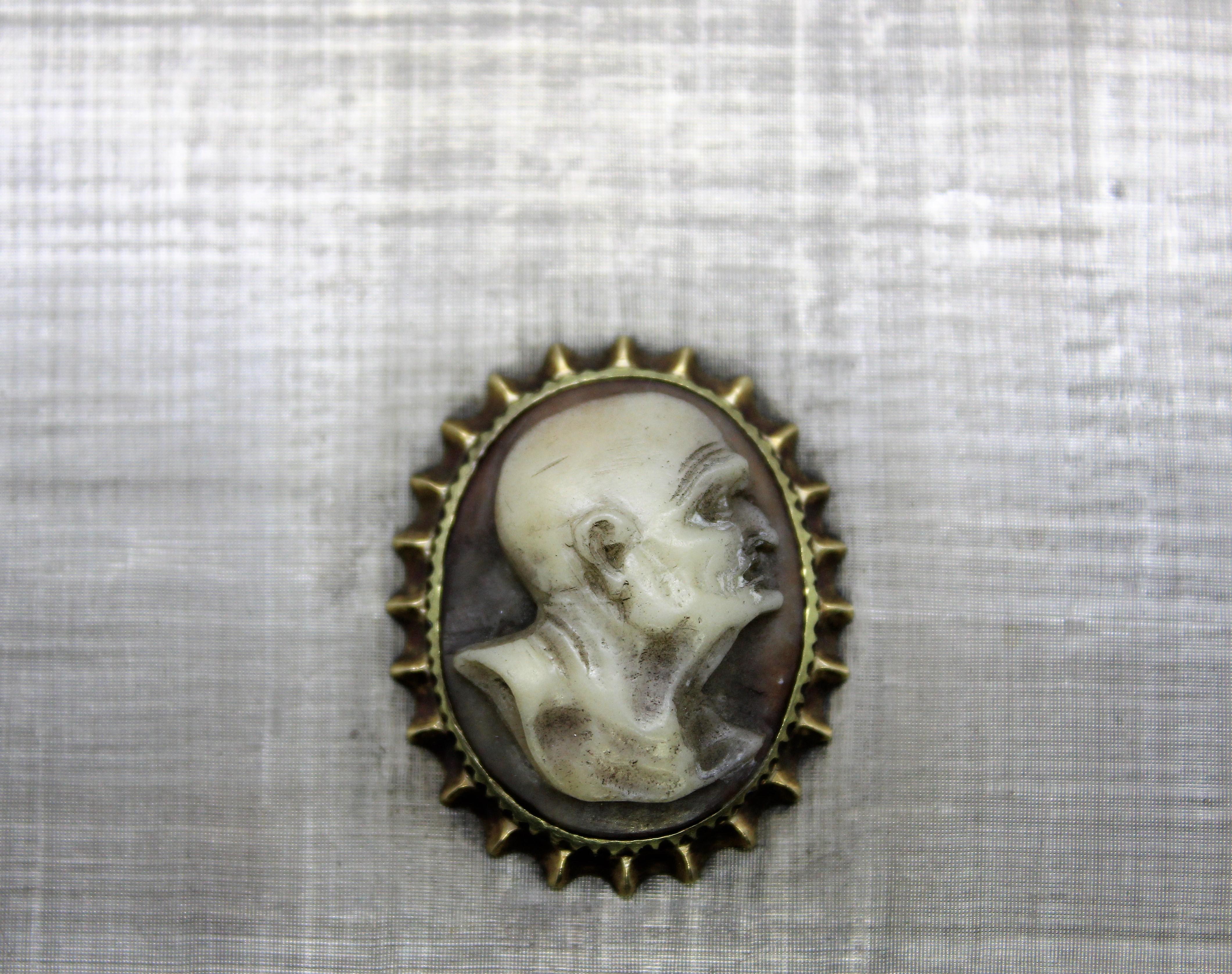 Mario Buccellati silver cigarette case engraved and with bi-color agatha cammeo encircles by gold structure.
Signed Mario Buccellati.
Very good conditions, realized, circa 1960s.

Size: 12 x 8 cm.