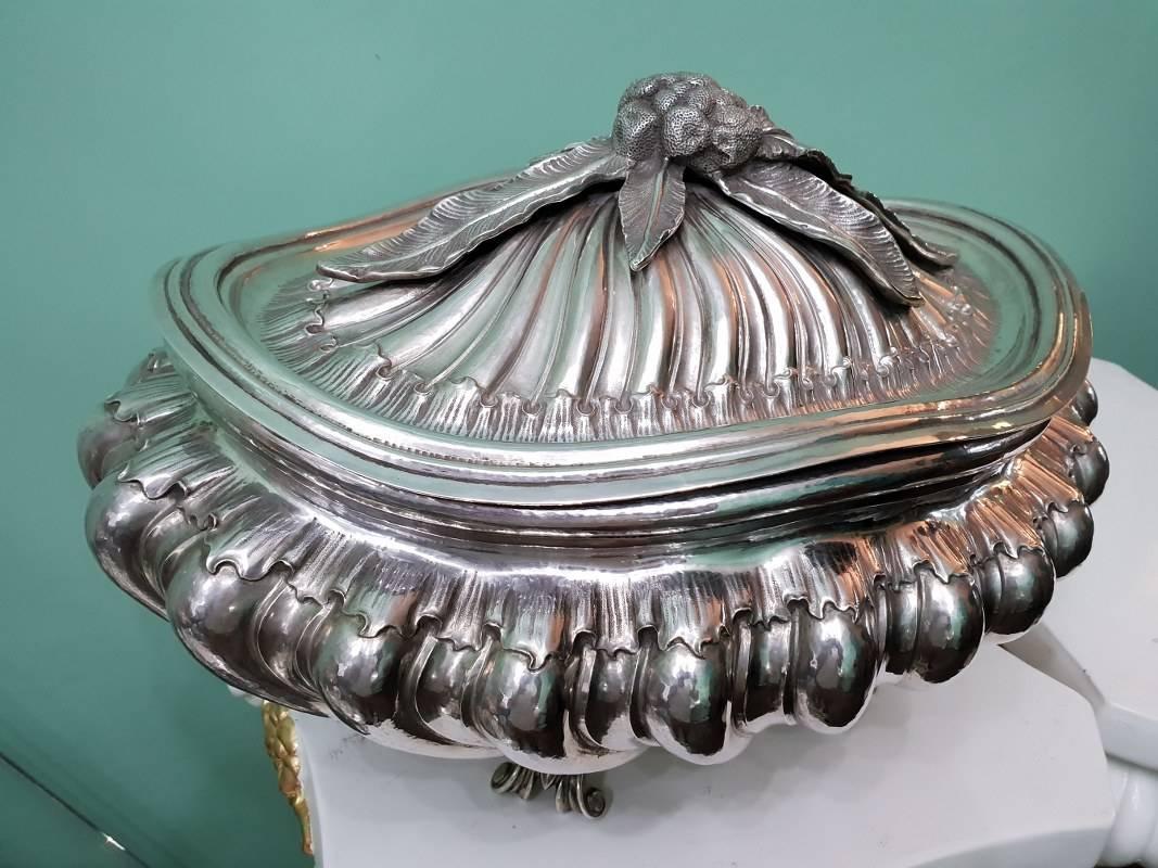 Wonderful early 20th century Italian silver soup tureen with cover, from Mario Buccellati. Silver 925/1000.
Magnificent size and weight, oval form upon four cast acanthus leaf scroll feet.
Domed cover, embossed in such a way that follows and match