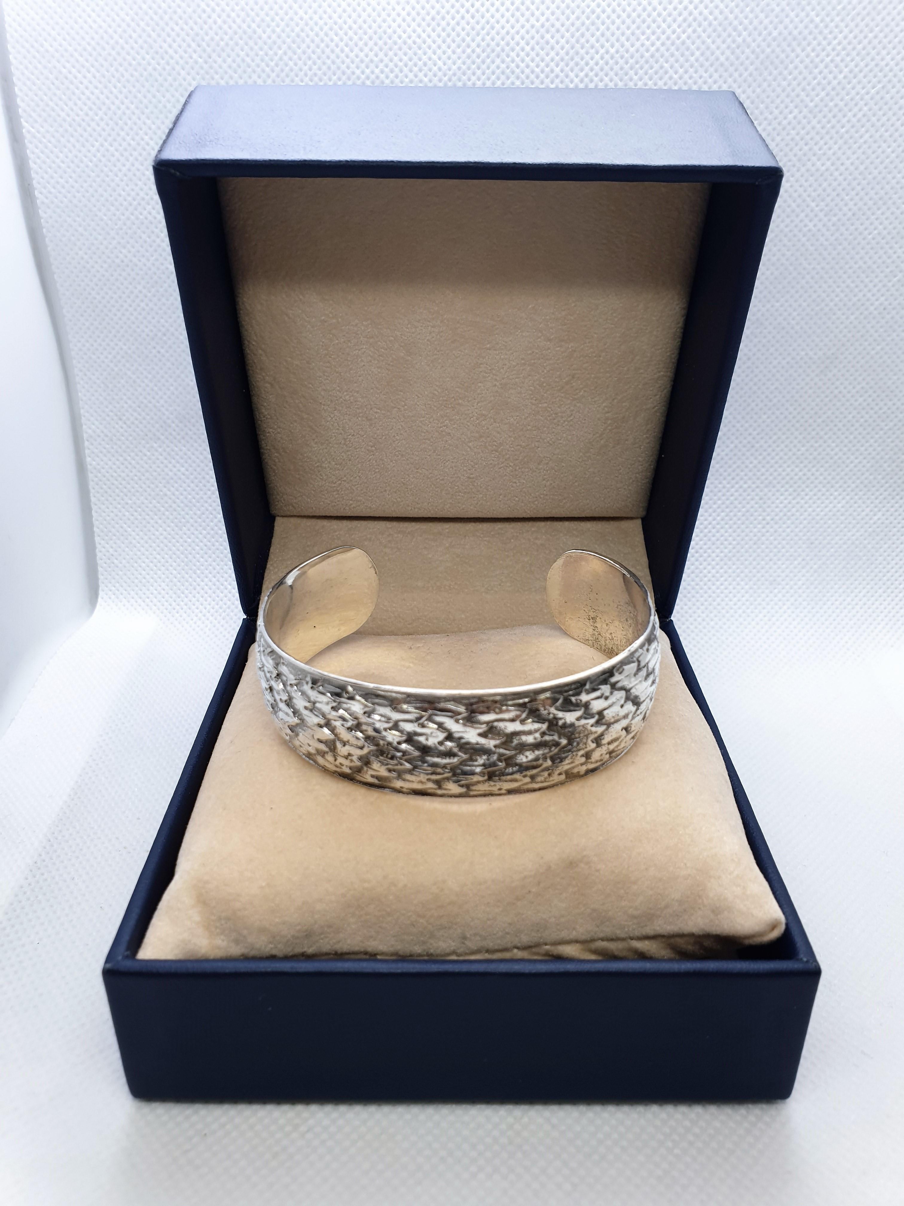 Sterling silver bangle bracelet by Mario Buccellati.

Excellent manufacture. 

Good condition.

Sterling Silver, relized around 1950s.

