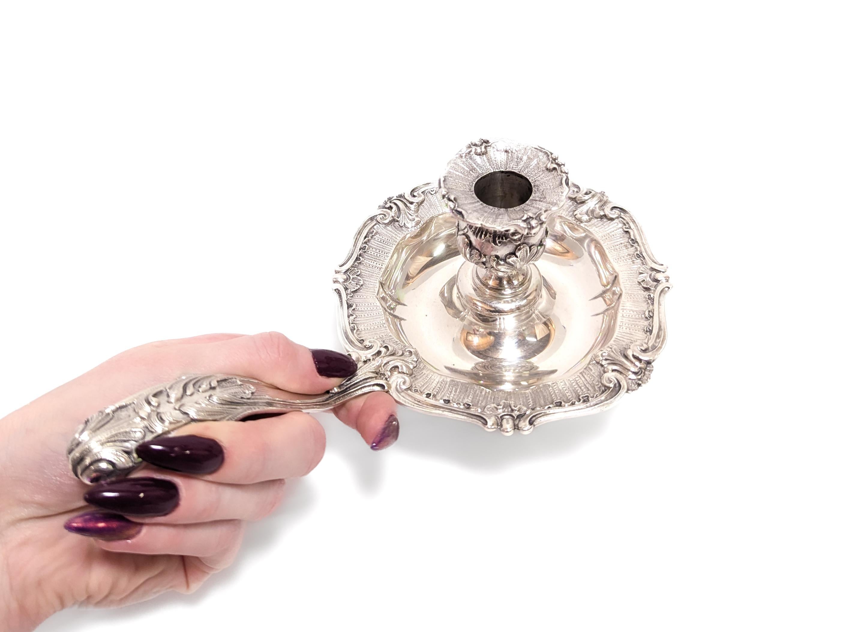 Un bel candeliere da camera firmato.

Di Buccellati.

In argento sterling. 

In argento massiccio e robusto, con teglia per crostata, bobeche in rilievo, manico allungato e 4 piedini a voluta.

Completamente marcato sul lato inferiore.

Un design