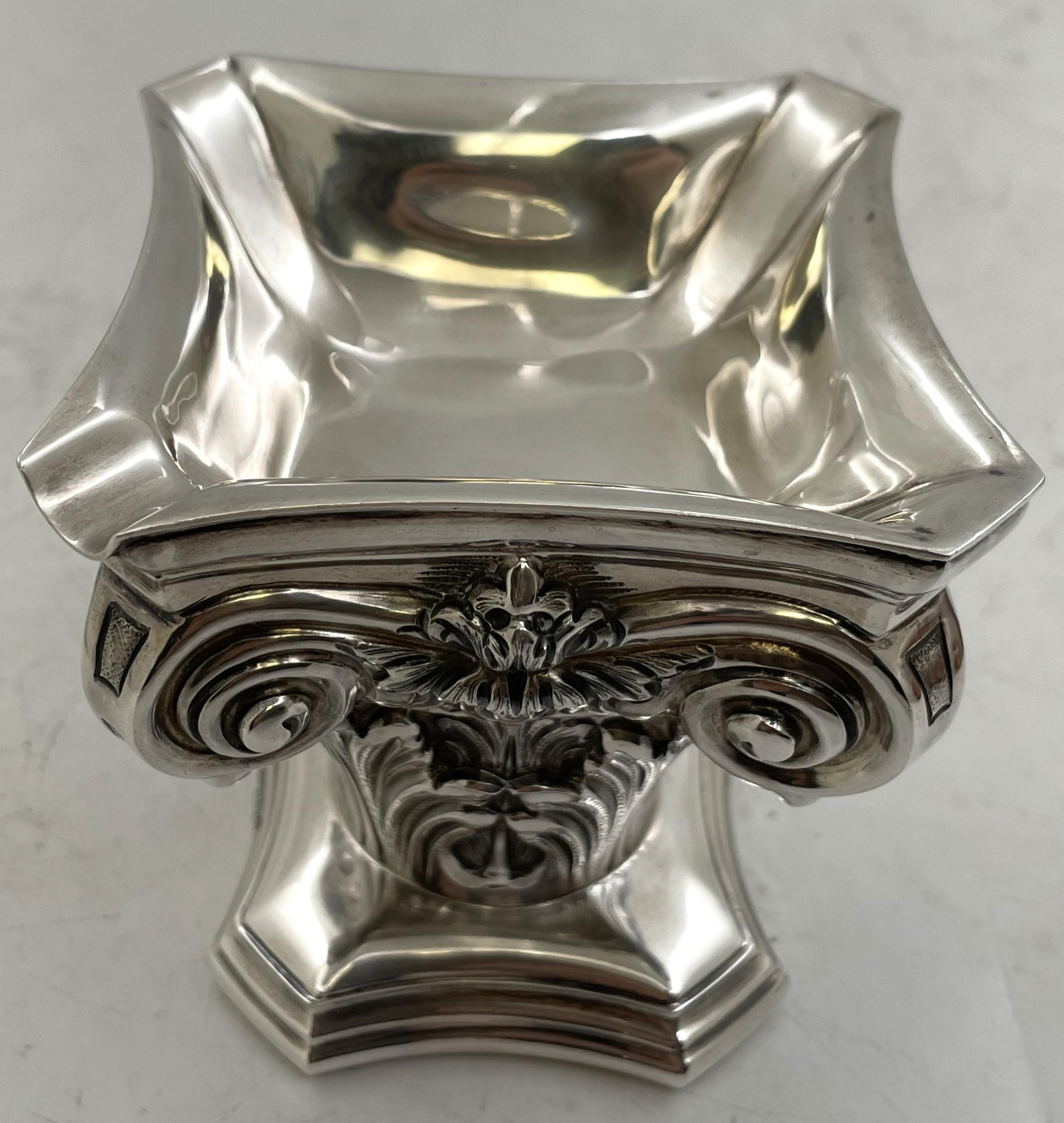 Mario Buccellati, cenicero italiano de plata de ley con una forma rara y única de columna corintia. Finamente ejecutada, mide 3 1/2'' de altura por 3 1/2'' de profundidad (4 1/2'' en diagonal en la parte superior), pesa 10,4 onzas troy y lleva los