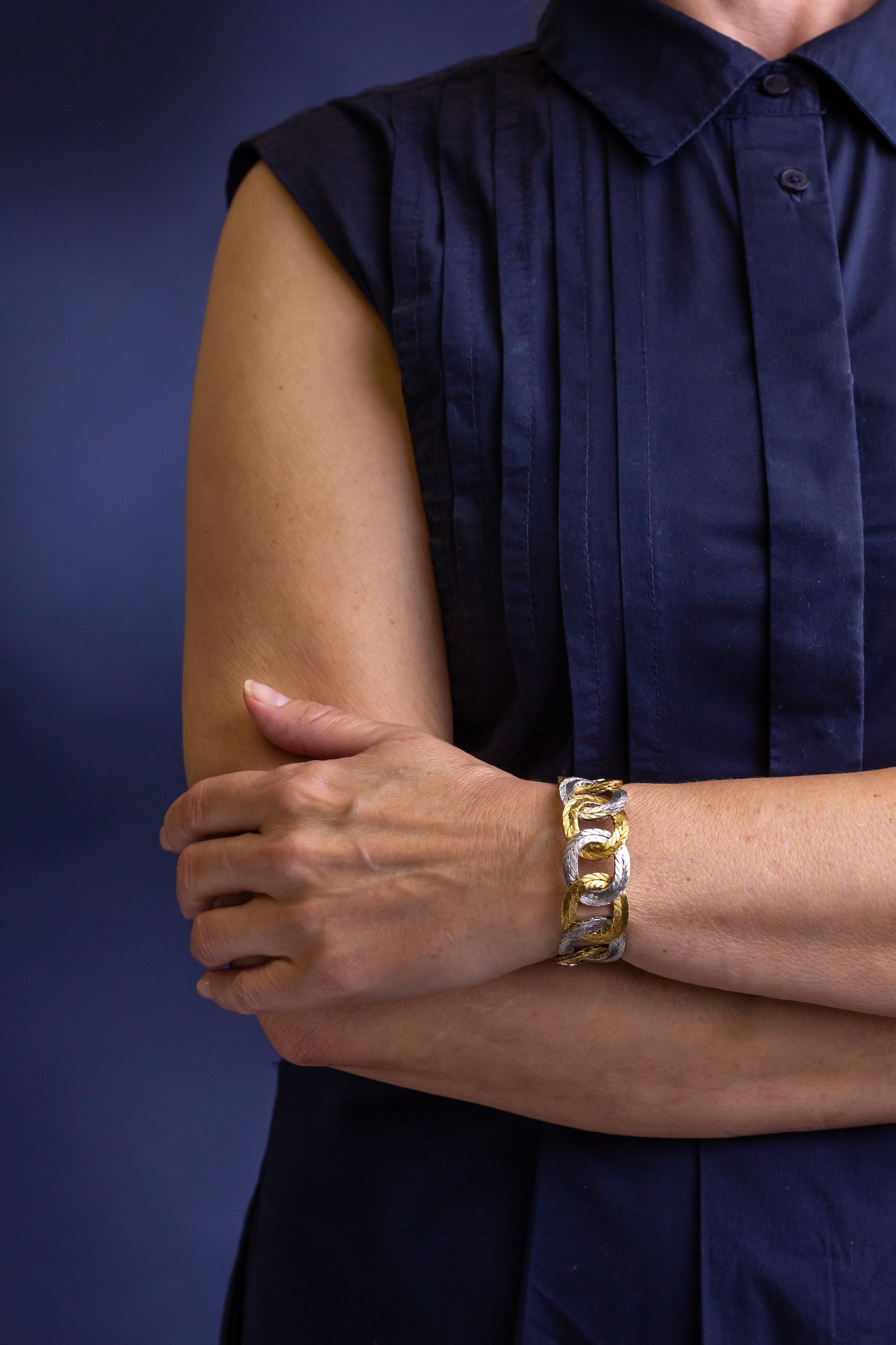 Nous sommes très heureux de vous présenter ce magnifique bracelet fabriqué à la main par Mario Buccellati. Le bracelet bicolore se compose d'ovales d'or tissés ou tressés en alternance d'or jaune 18 carats et d'or blanc 18 carats. Les maillons