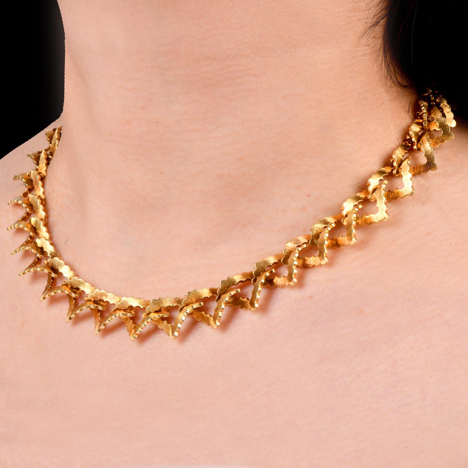 Rétro Mario Buccellati, collier unique à maillons triangulaires en or 18 carats et satin en vente