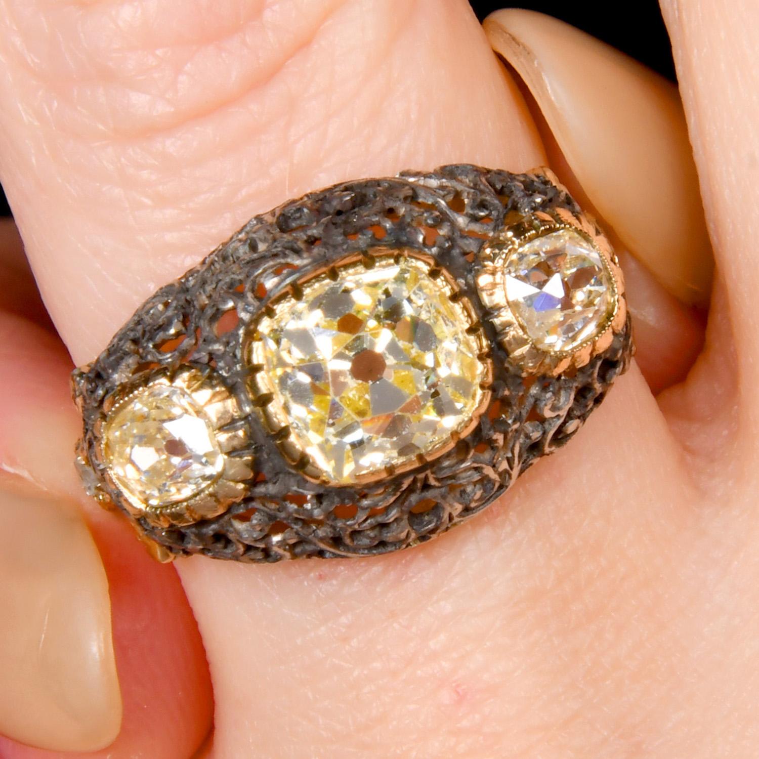 Mario Buccellati Anello con tre pietre e diamanti in oro 18 carati a cupola filigranata in vendita 6