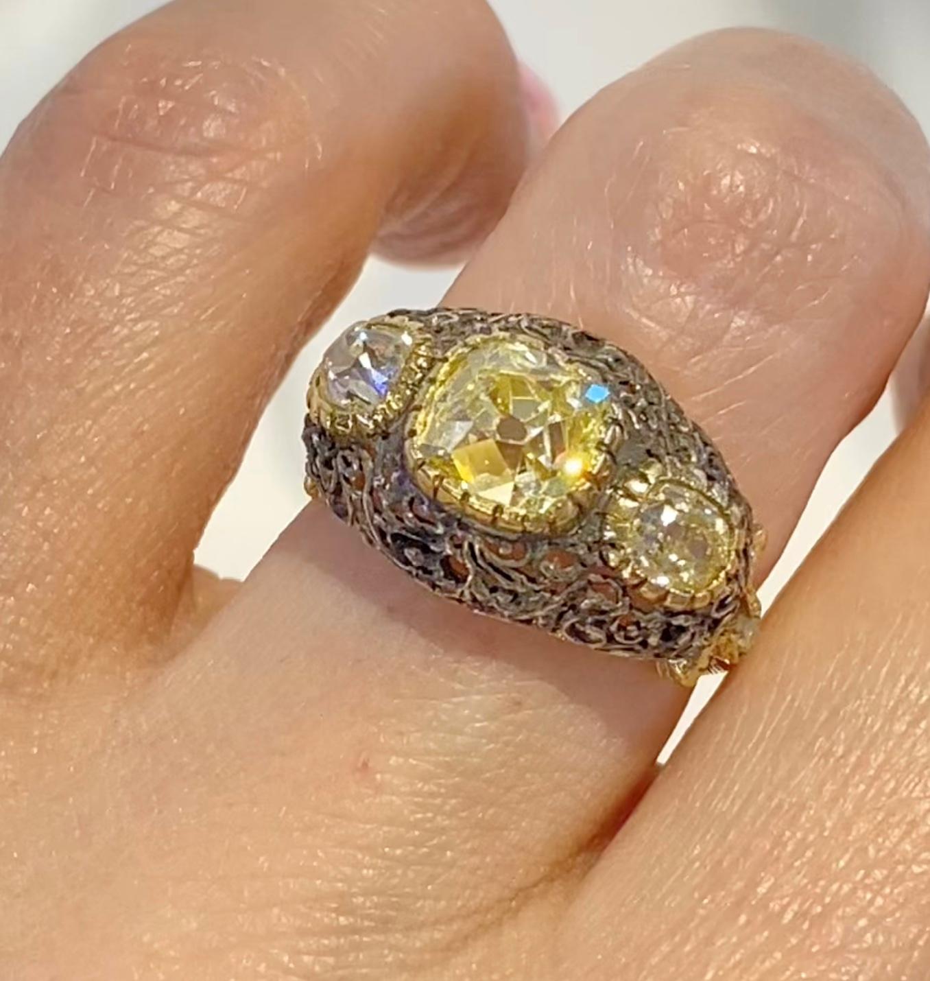 Mario Buccellati Anello con tre pietre e diamanti in oro 18 carati a cupola filigranata In condizioni ottime in vendita a Miami, FL