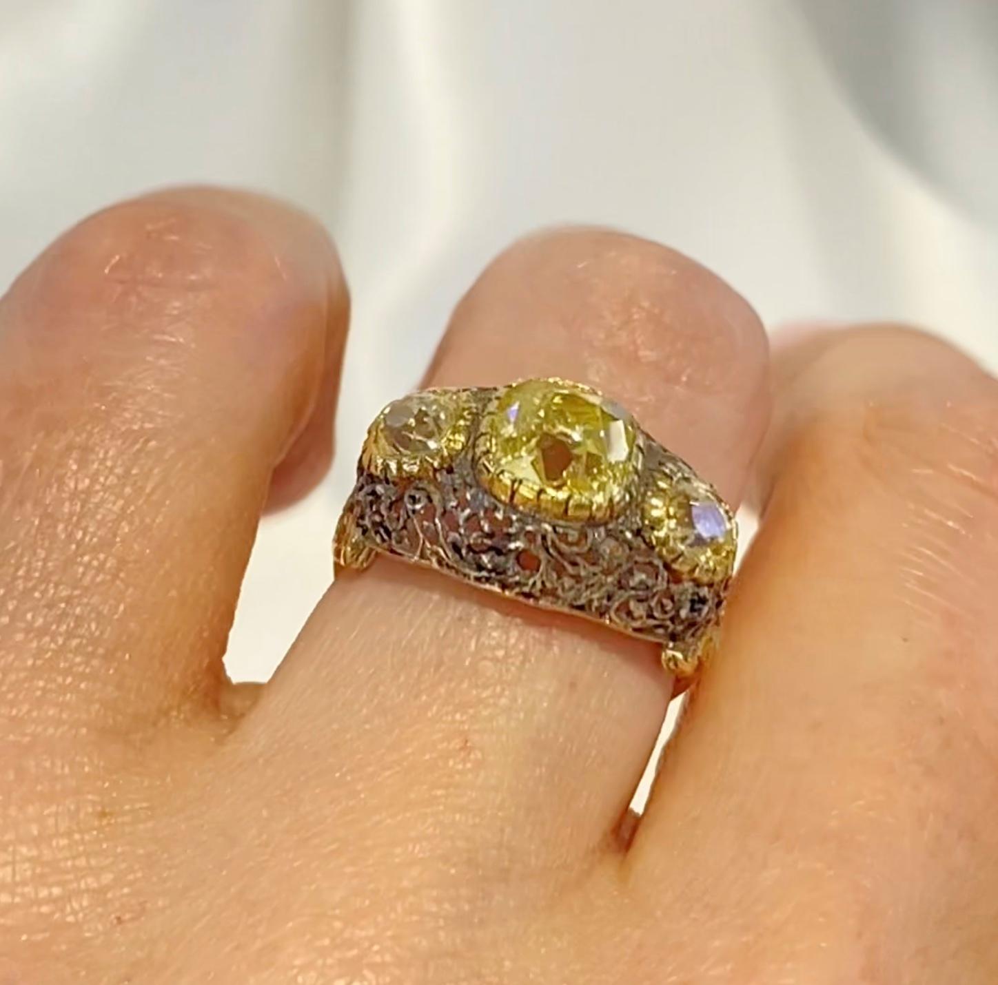 Mario Buccellati Anello con tre pietre e diamanti in oro 18 carati a cupola filigranata in vendita 1