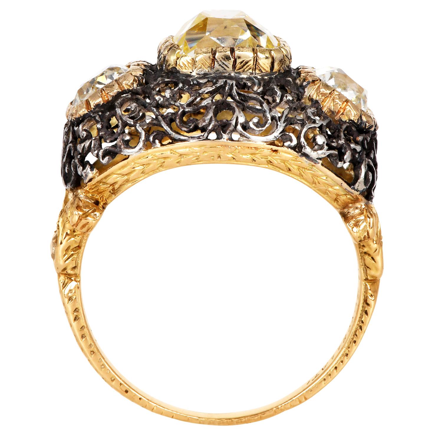 Mario Buccellati Anello con tre pietre e diamanti in oro 18 carati a cupola filigranata in vendita 3