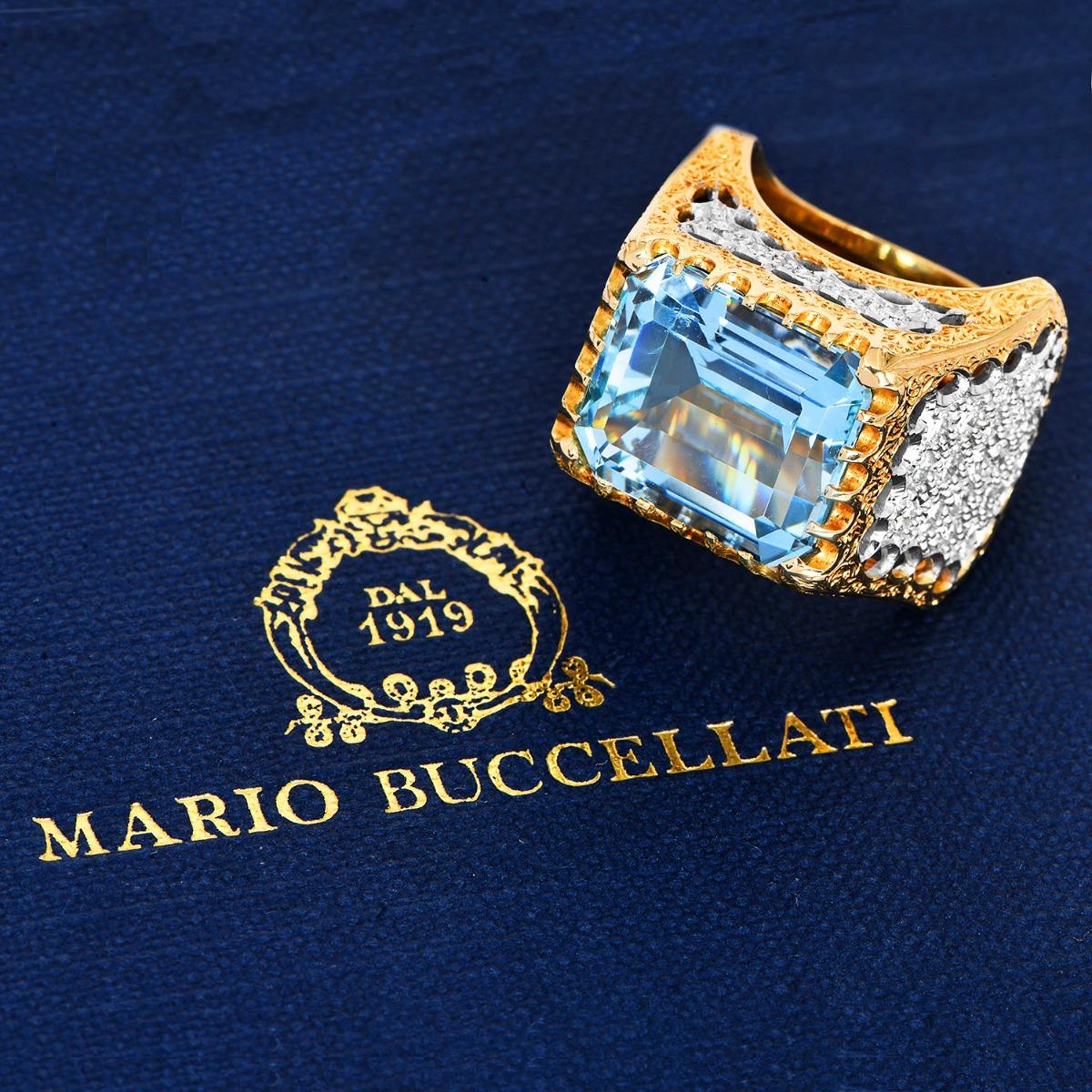 L'anello da cocktail Vintage By anni '80 di Buccellati presenta un'acquamarina taglio a gradino incastonata in oro giallo, incorniciata da dettagli ornamentali incisi a mano e da delicate rosette con la tipica finitura rigata del marchio. L'ampia