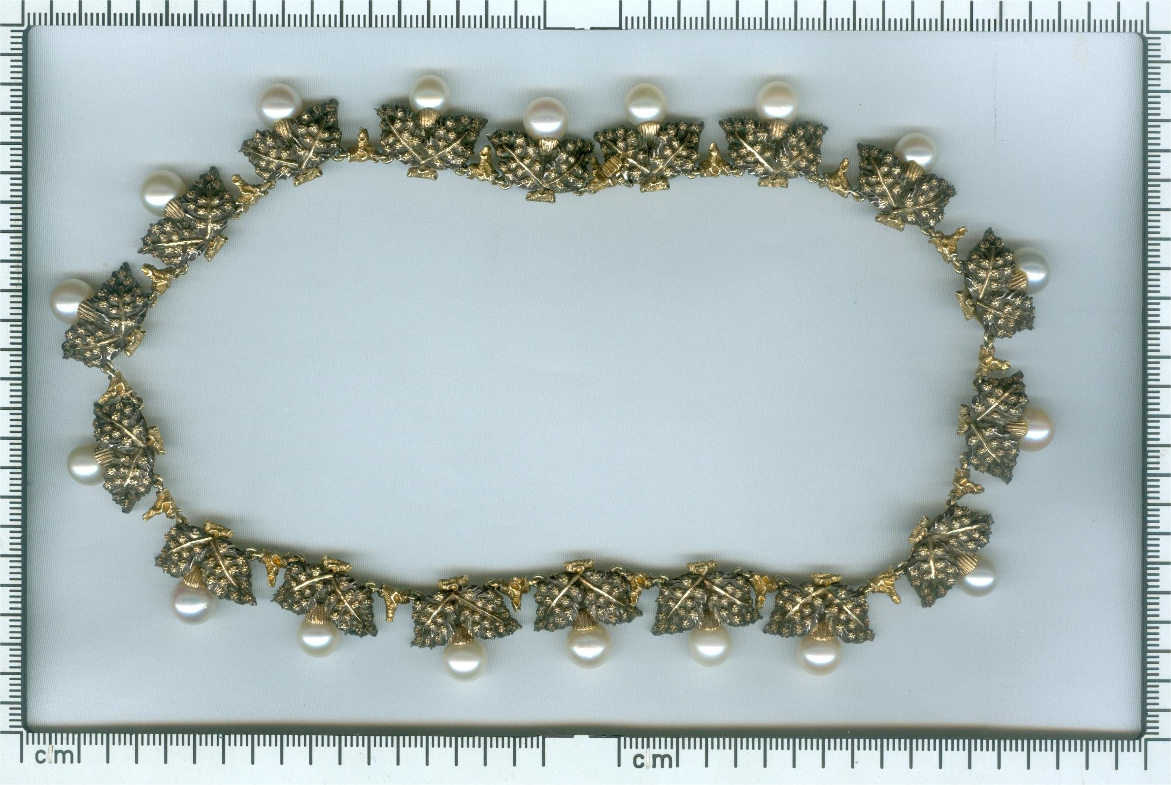 Mario Buccellati Vintage Gold and Silver Pearl Necklace with Grape Leaf Motive For Sale 5
