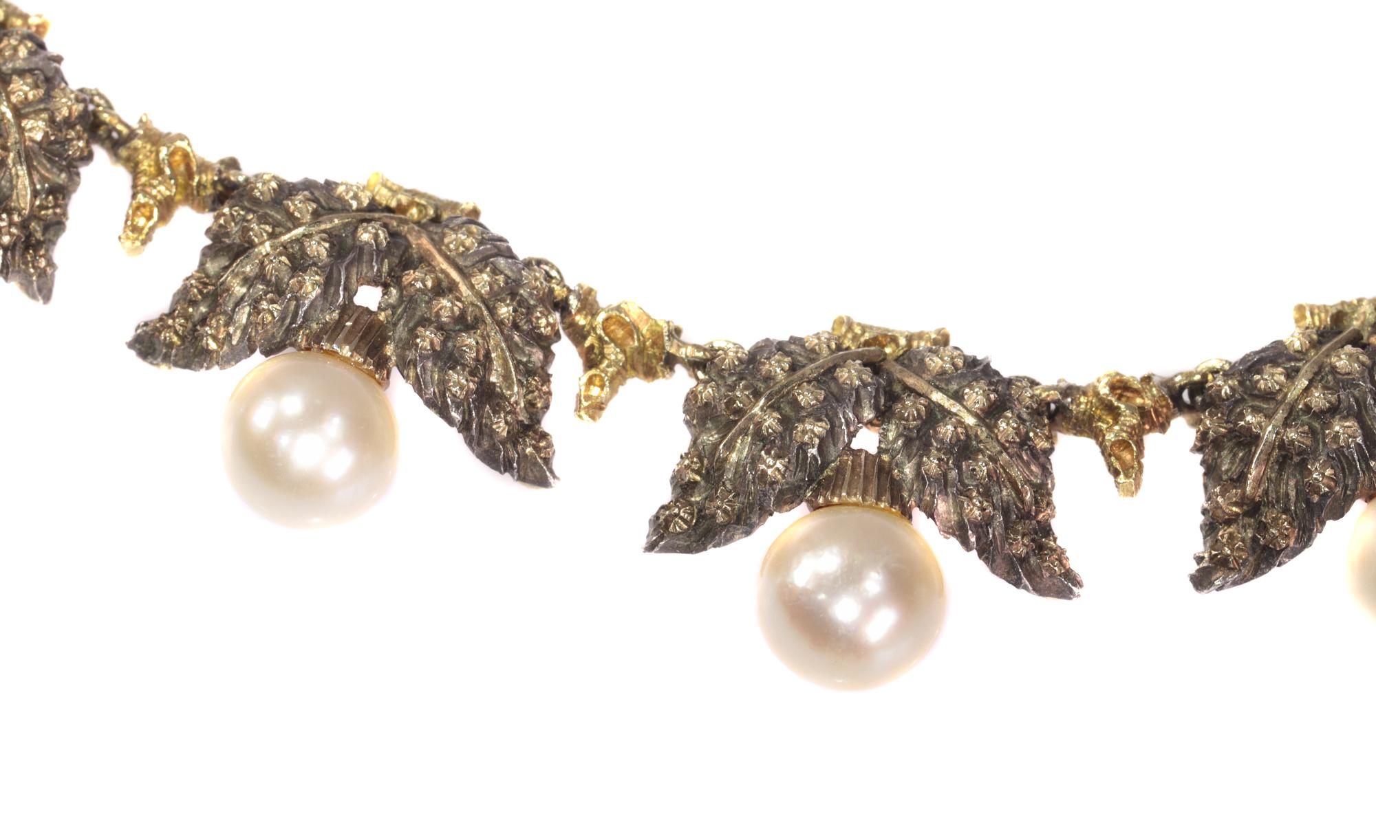 Mario Buccellati Vintage Gold and Silver Pearl Necklace with Grape Leaf Motive In Excellent Condition For Sale In Antwerp, BE