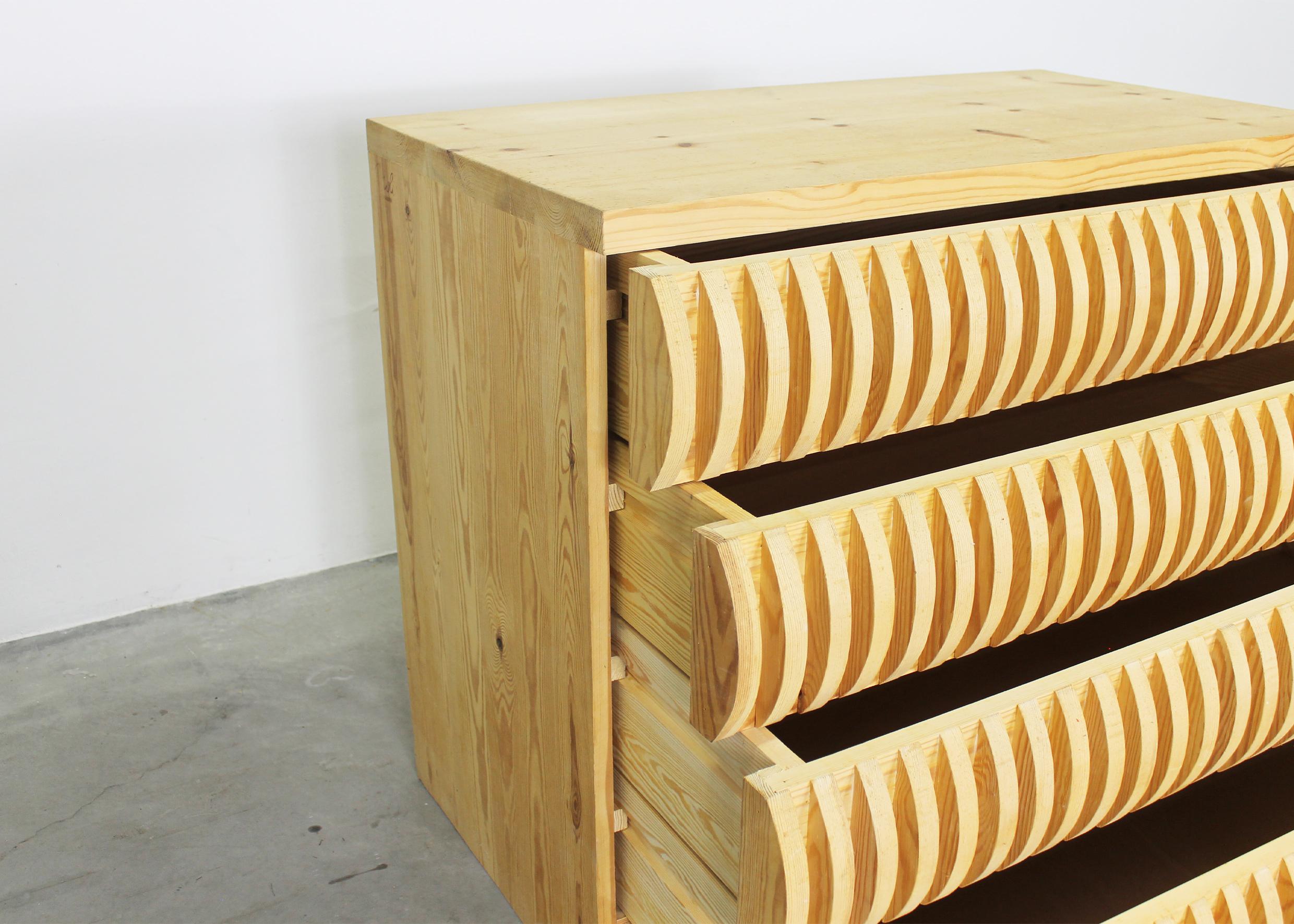Mario Ceroli Annabella Kommode aus Holz von Poltronova, 1970er Jahre (Kiefernholz) im Angebot