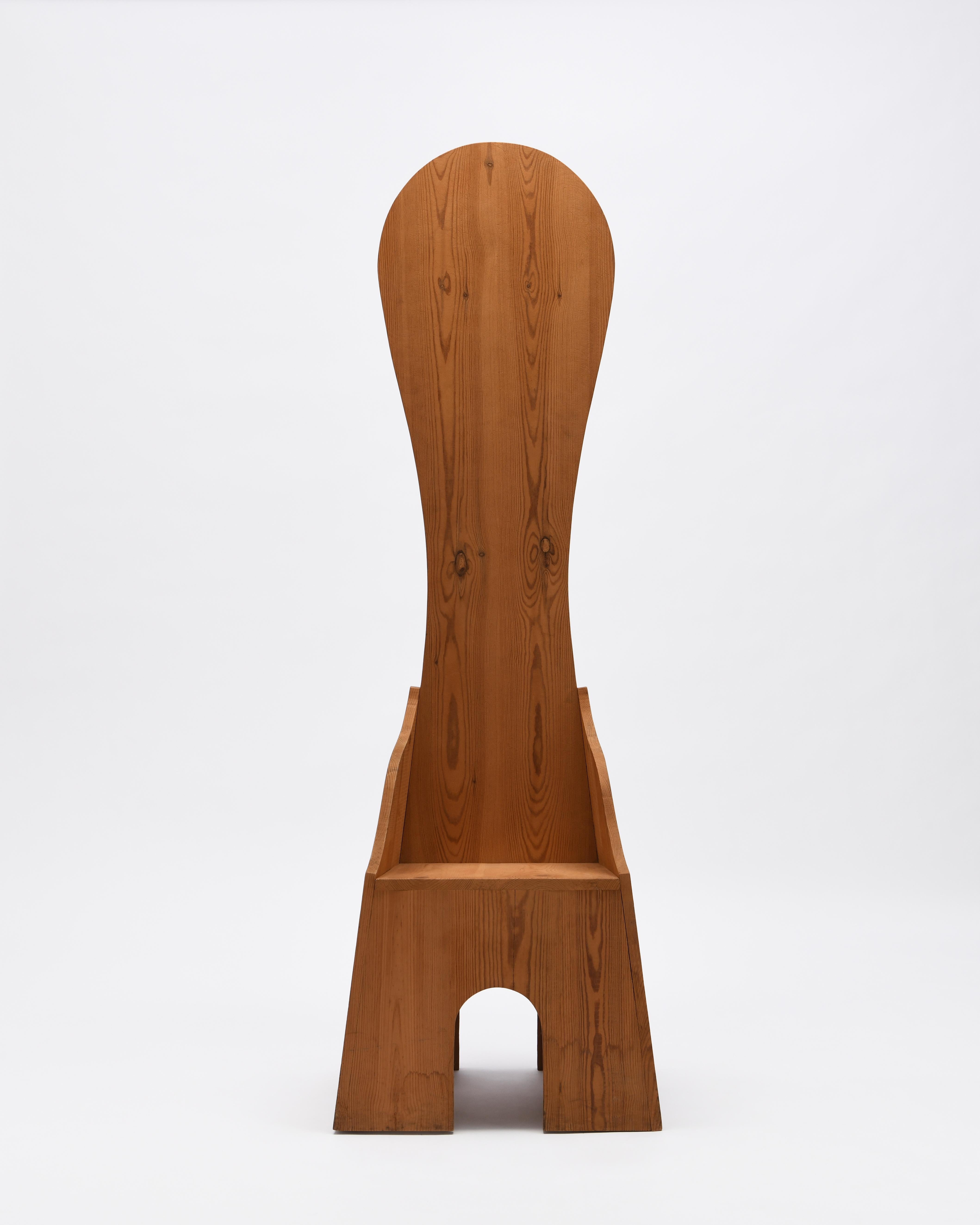 Diseñado por el escultor italiano Mario Ceroli como parte de la serie Mobili Nella Valle para Poltronova en 1972. Esta serie de muebles se inspira directamente en el cuadro homónimo de Giorgio De Chirico de 1927.

Esta silla combina juguetonamente