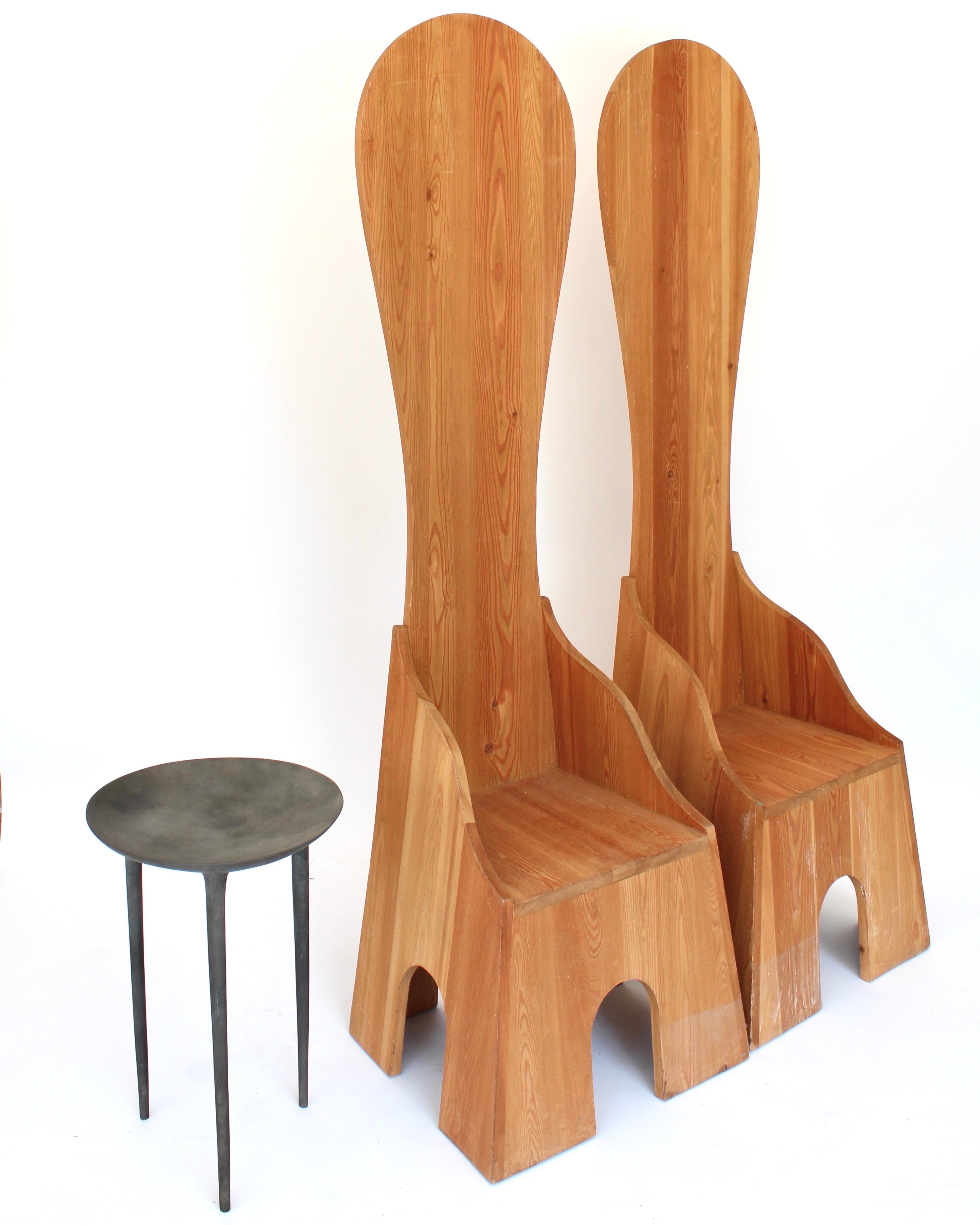 Pareja de sillas Mario Ceroli Fratina editadas por Poltronova c 1972. De pino ruso. Las sillas son una fuerte declaración escultórica en un loft o una casa espaciosa. Tanto escultura como silla. Mario Ceroli es un escultor italiano nacido en Castel