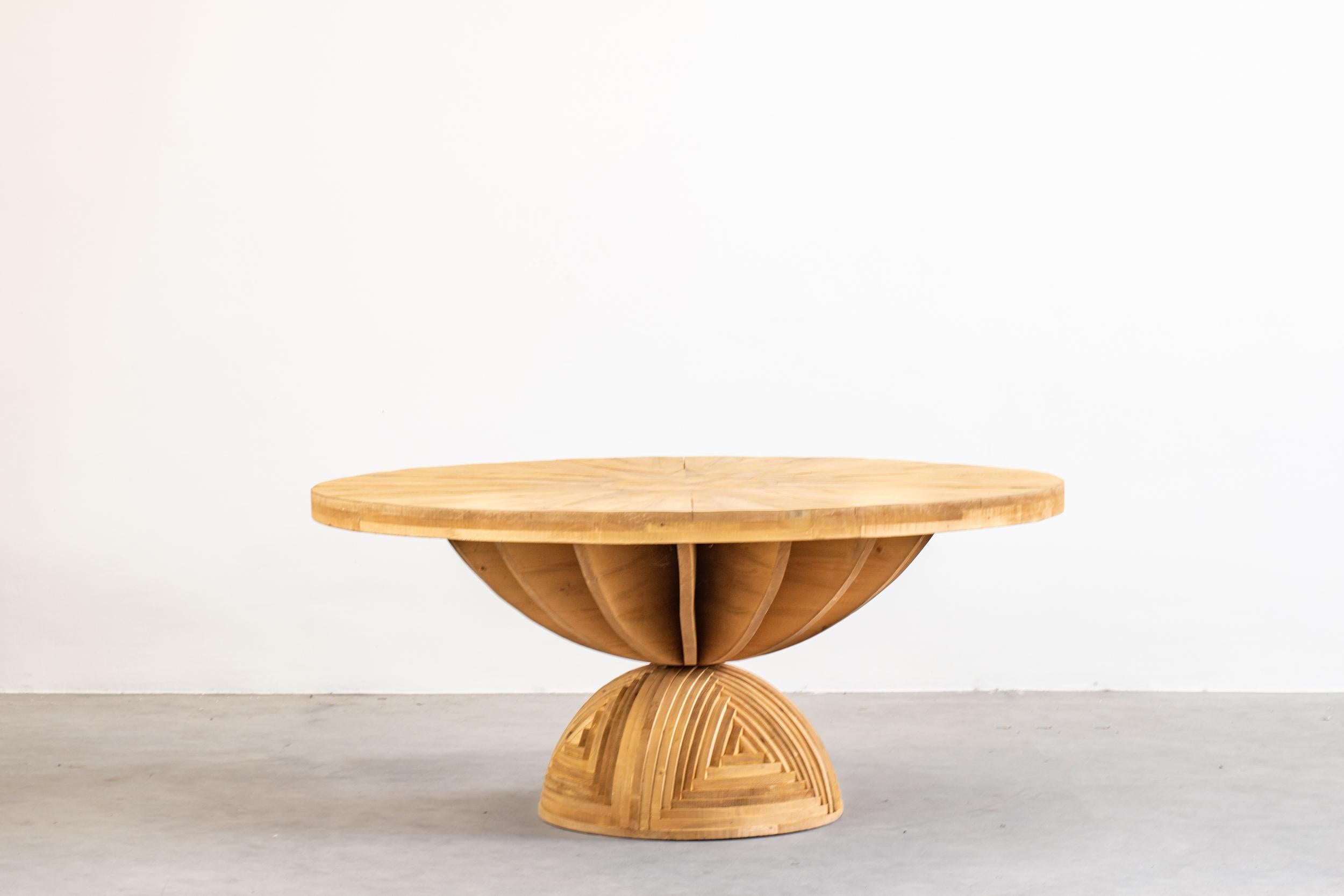 Mid-Century Modern Mario Ceroli table La Rosa dei Venti en bois de pin avec incrustations par Poltronova, années 1970 en vente