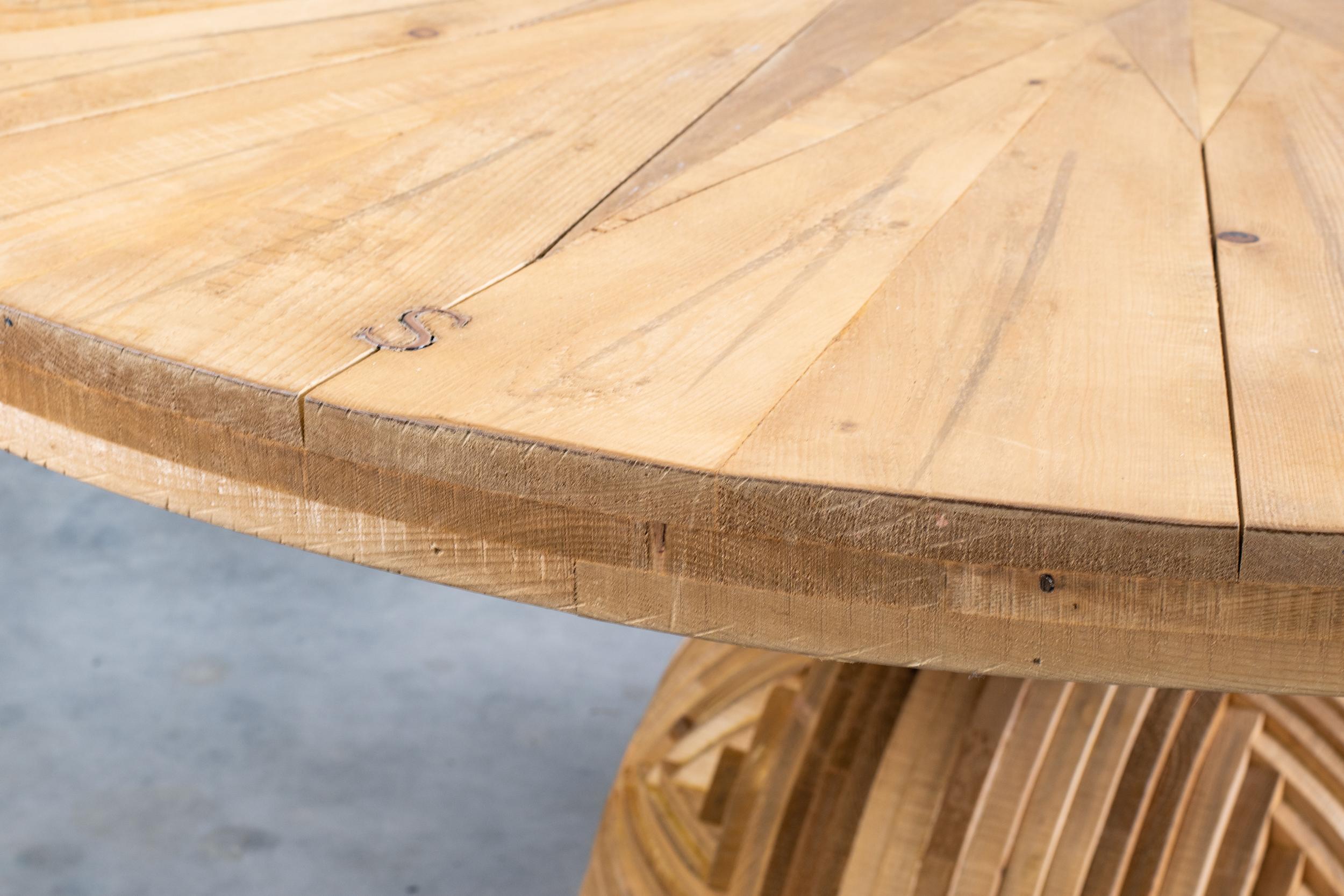 Mario Ceroli table La Rosa dei Venti en bois de pin avec incrustations par Poltronova, années 1970 Bon état - En vente à Montecatini Terme, IT