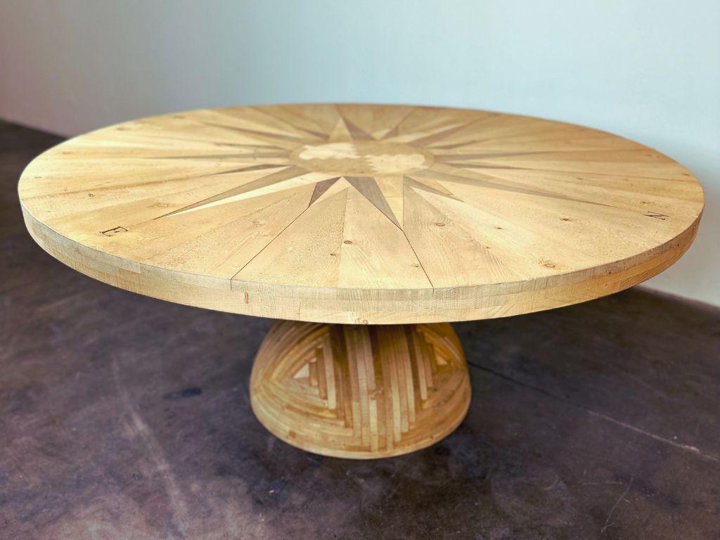 Italiano Tavolo rotondo grande in legno di pino di Mario Ceroli Rosa Dei Venti di Poltronova anni '70 in vendita