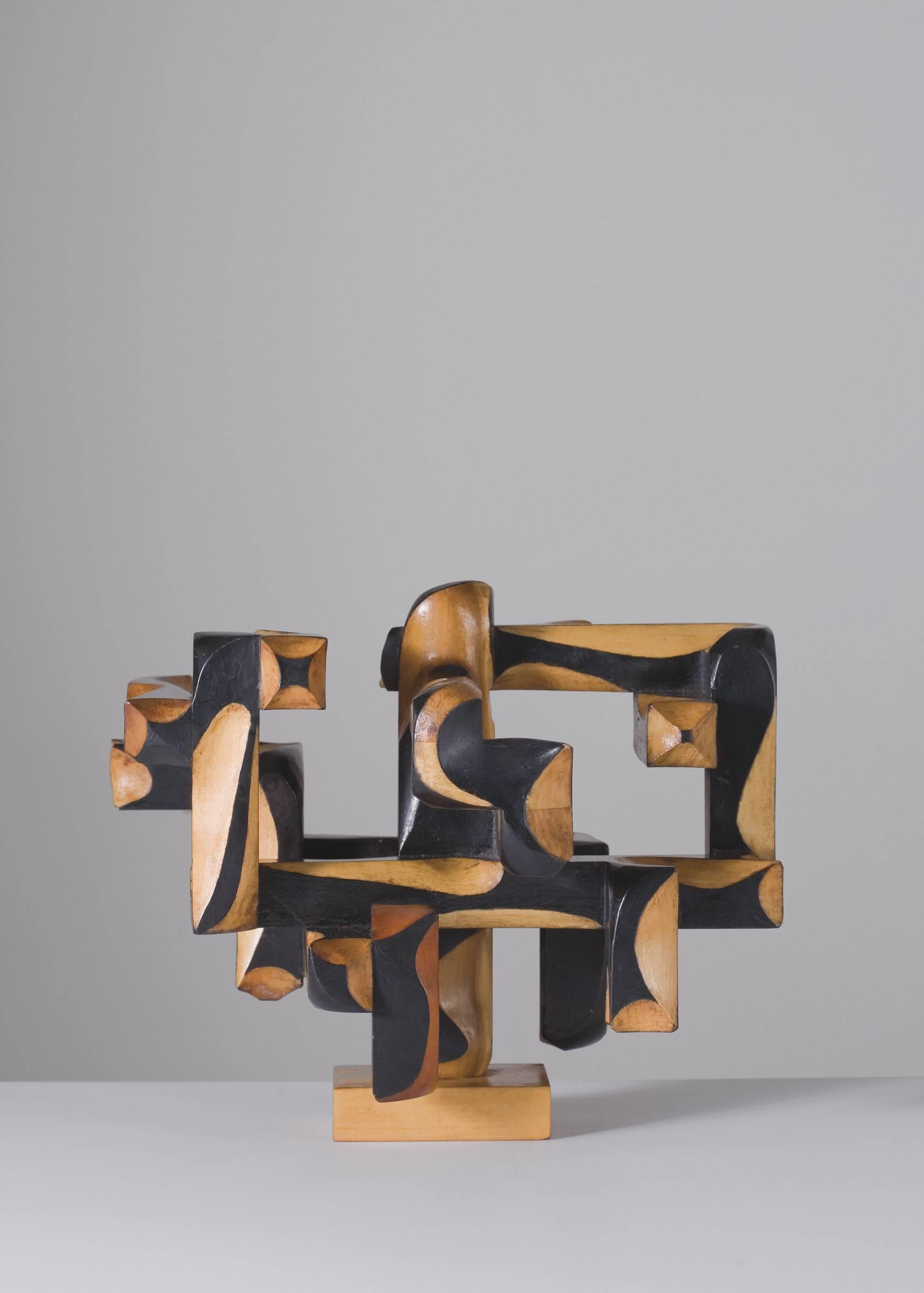 Typical of the sculptural output of dal Fabbro, the lines of this piece shift rhythmically depending on the viewer's position. The artist plays with the relationship between space and form, highlighting the way the piece's profile can change before