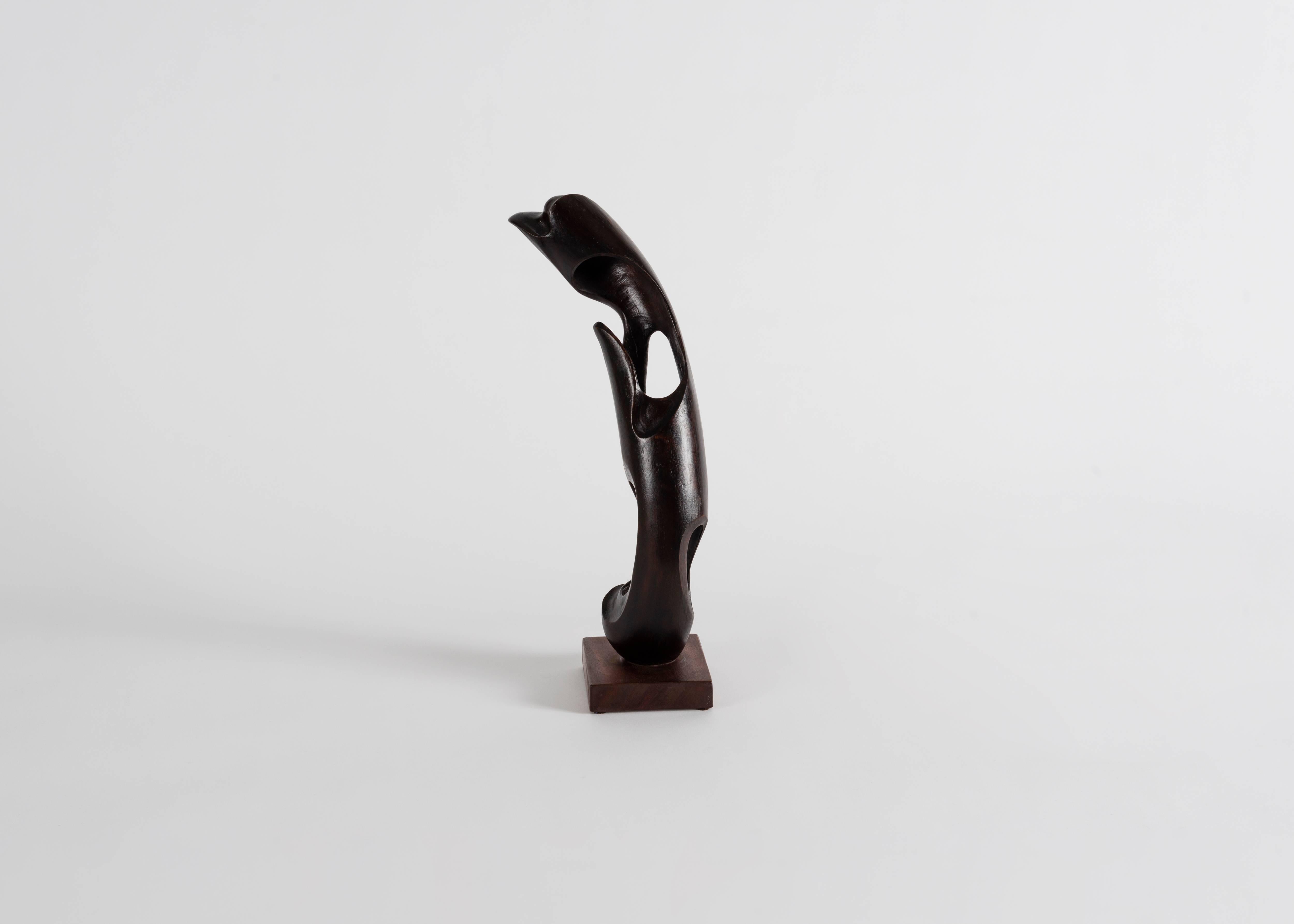Firmato: Mario Dal Fabbro, 1983
Contrassegnato: I. 8

Tipico della produzione scultorea di dal Fabbro, le linee di questo pezzo si spostano ritmicamente a seconda della posizione dello spettatore. L'artista gioca con il rapporto tra spazio e