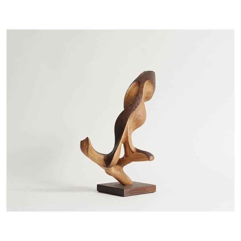 Diese Skulptur, die zu den eher figuralen Werken Dal Fabbros gehört, erinnert an einen Vogel, der auf einem Ast sitzt und zum Flug bereit ist. Im klassischen Stil des Künstlers zeigt die Schnitzerei dieses Stücks jedoch die wellenförmigen Formen,