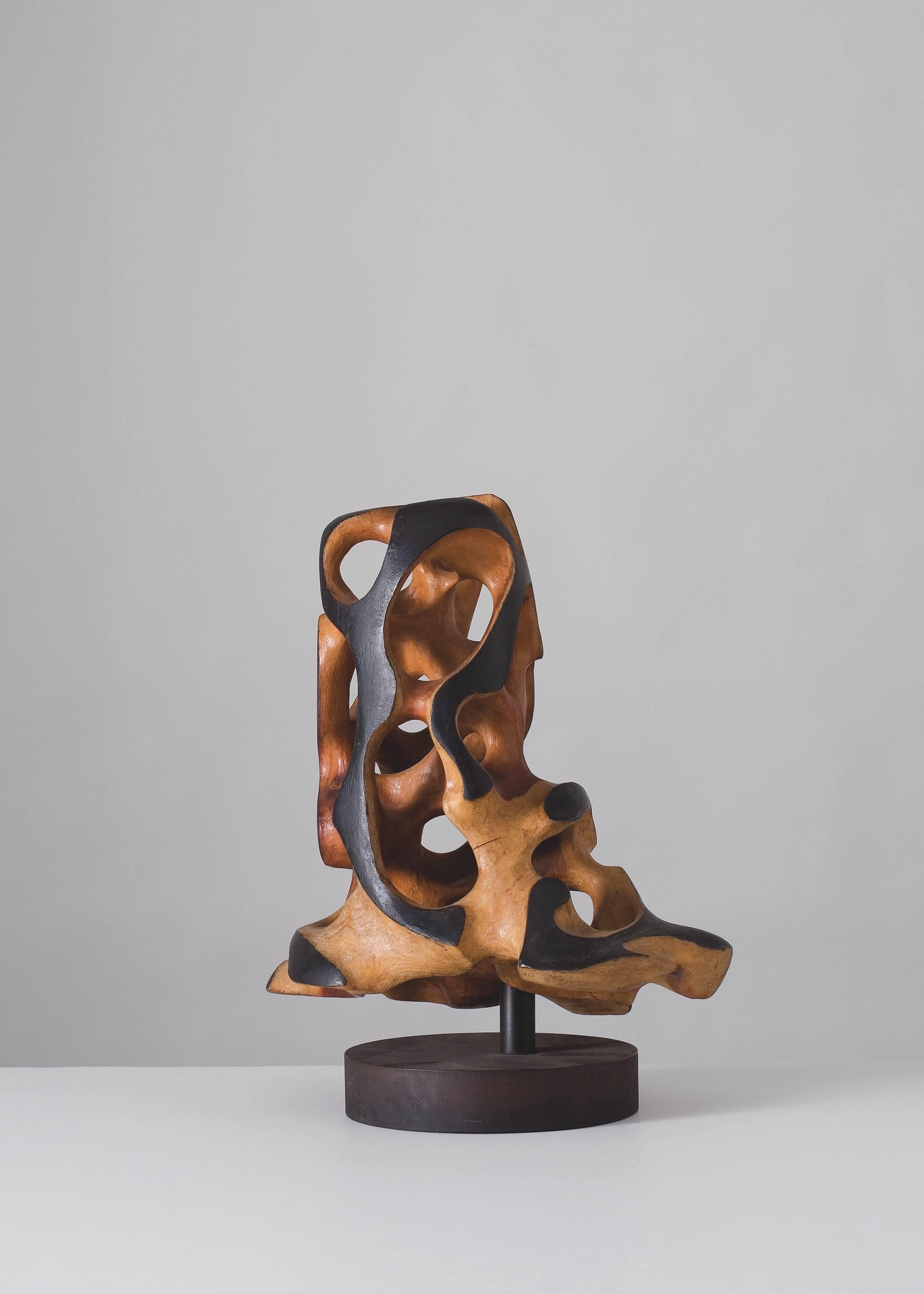Typical of the sculptural output of Dal Fabbro, the lines of this piece shift rhythmically depending on the viewer's position. The artist plays with the relationship between space and form, highlighting the way the piece's profile can change before