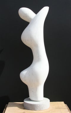 Abstrakte Figur, einzigartige Skulptur aus weißem Marmor von Mario DeNoto