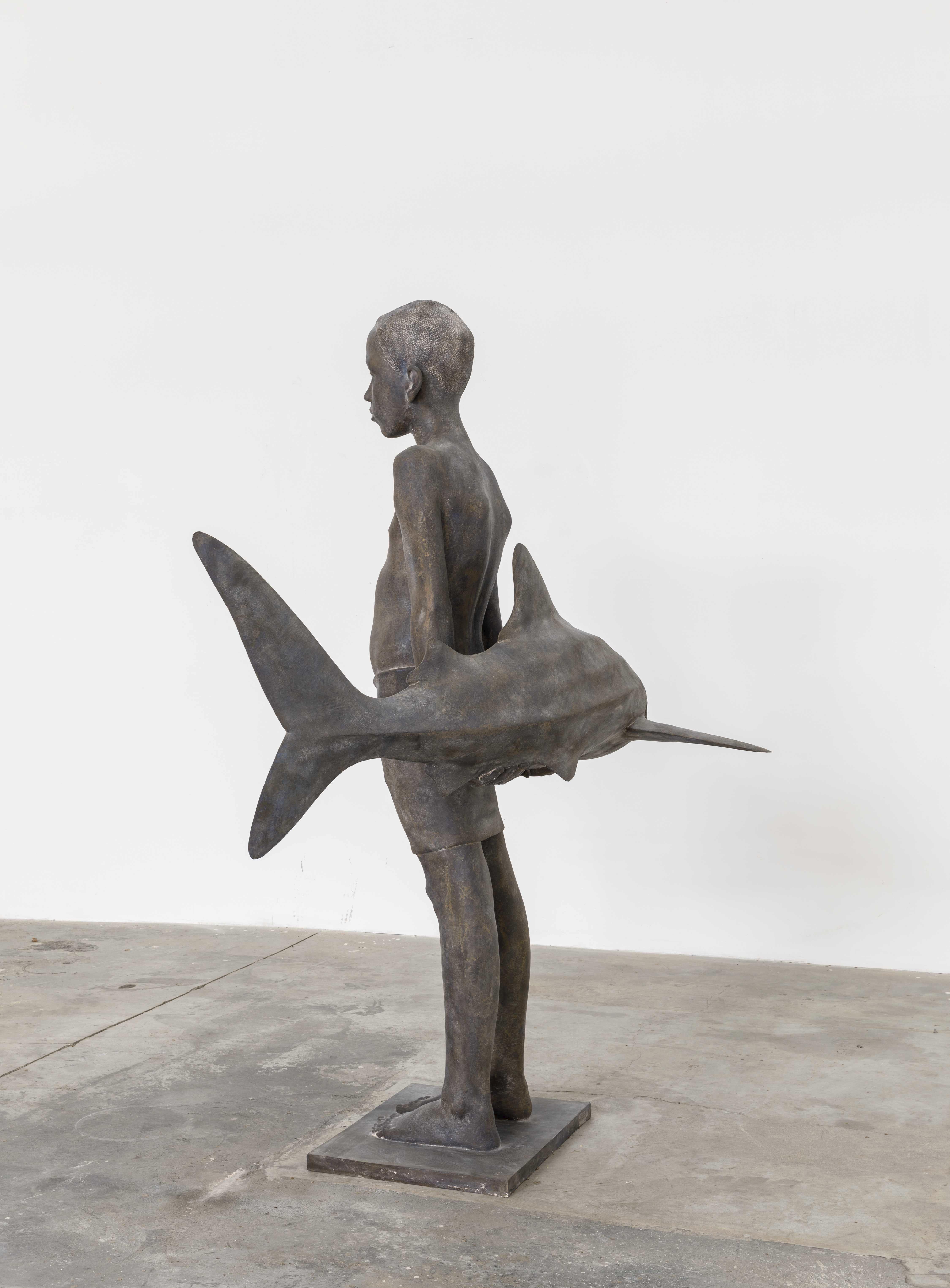 Eines der bekanntesten Werke des Künstlers, der Junge mit dem Hai, ist in der größten Version zu sehen.
Ausgestellt bei Master Piece London im Jahr 2022, außerdem eine Skulptur in der Bond Street in London (siehe Bilder)
