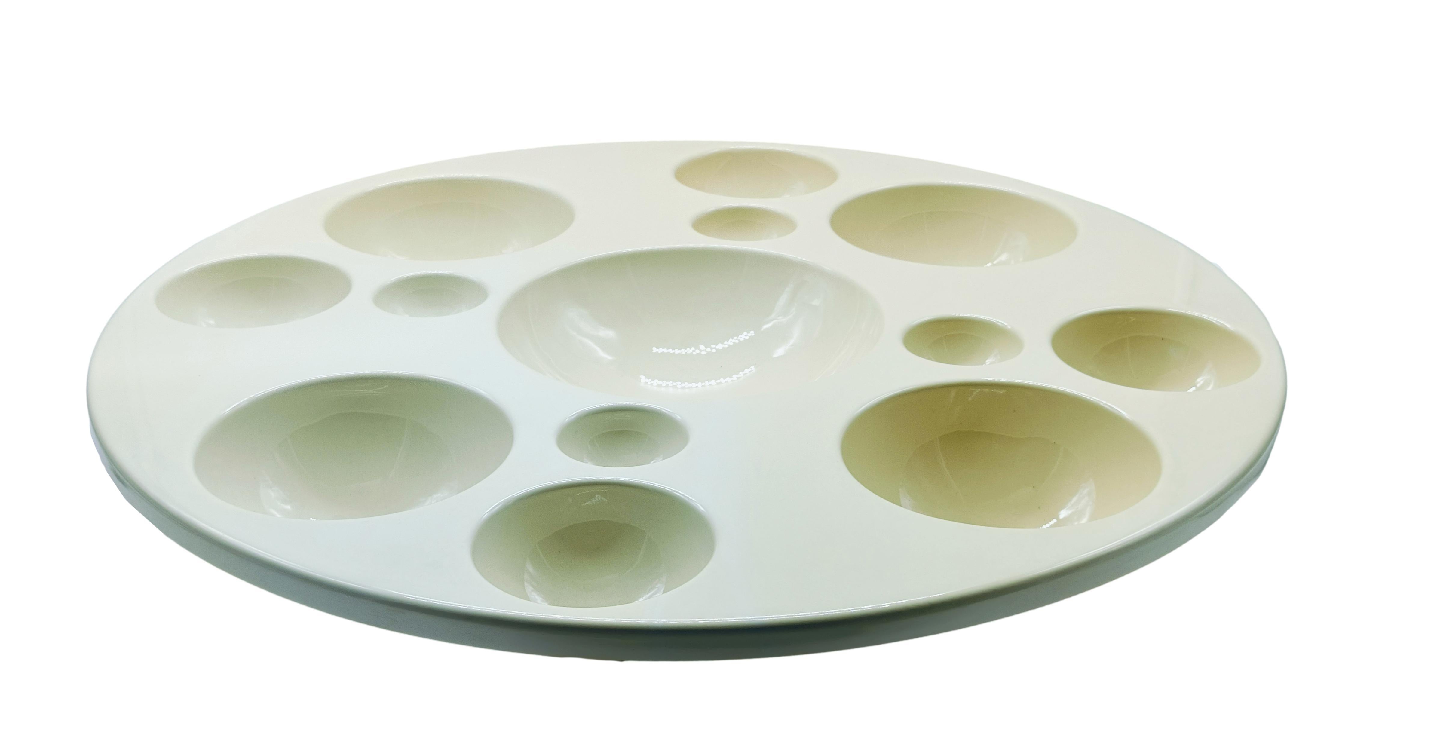 Vassoio Something Else disegnato da Mario e Marcello Mariotti per ASEA Studio, Firenze, nel 1969.
Può essere utilizzato come vassoio da portata o come centrotavola decorativo.
Realizzato in Italia in plastica ABS.
In ottime condizioni vintage, con