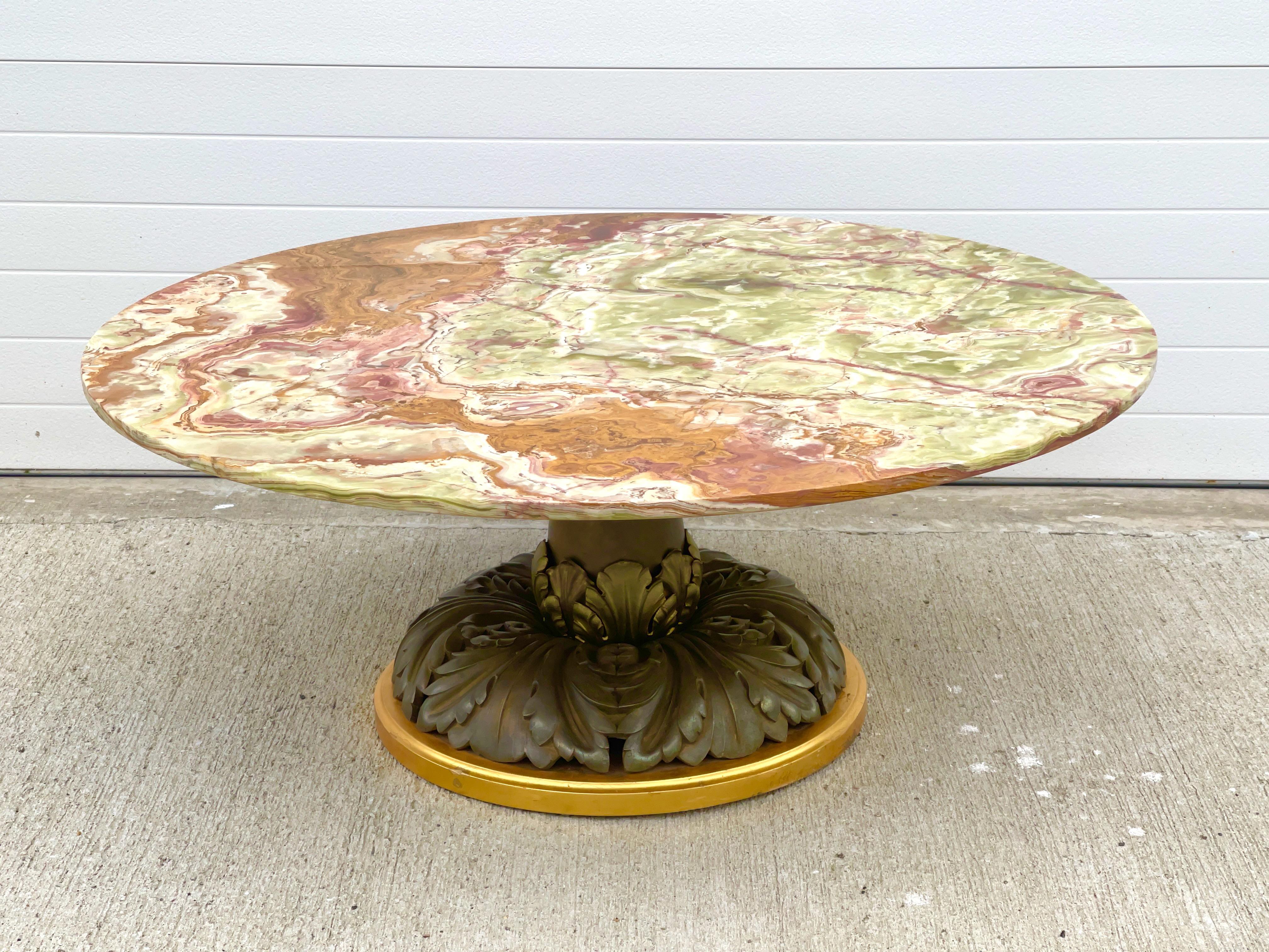 Table à cocktail d'une élégance ancienne provenant de l'atelier de menuiserie de la cinquième génération de feu Mario Genovese Custom Furniture de Natick, MA.  
Le plateau circulaire en onyx poli de 45,5 pouces de diamètre a été acheté lors d'un