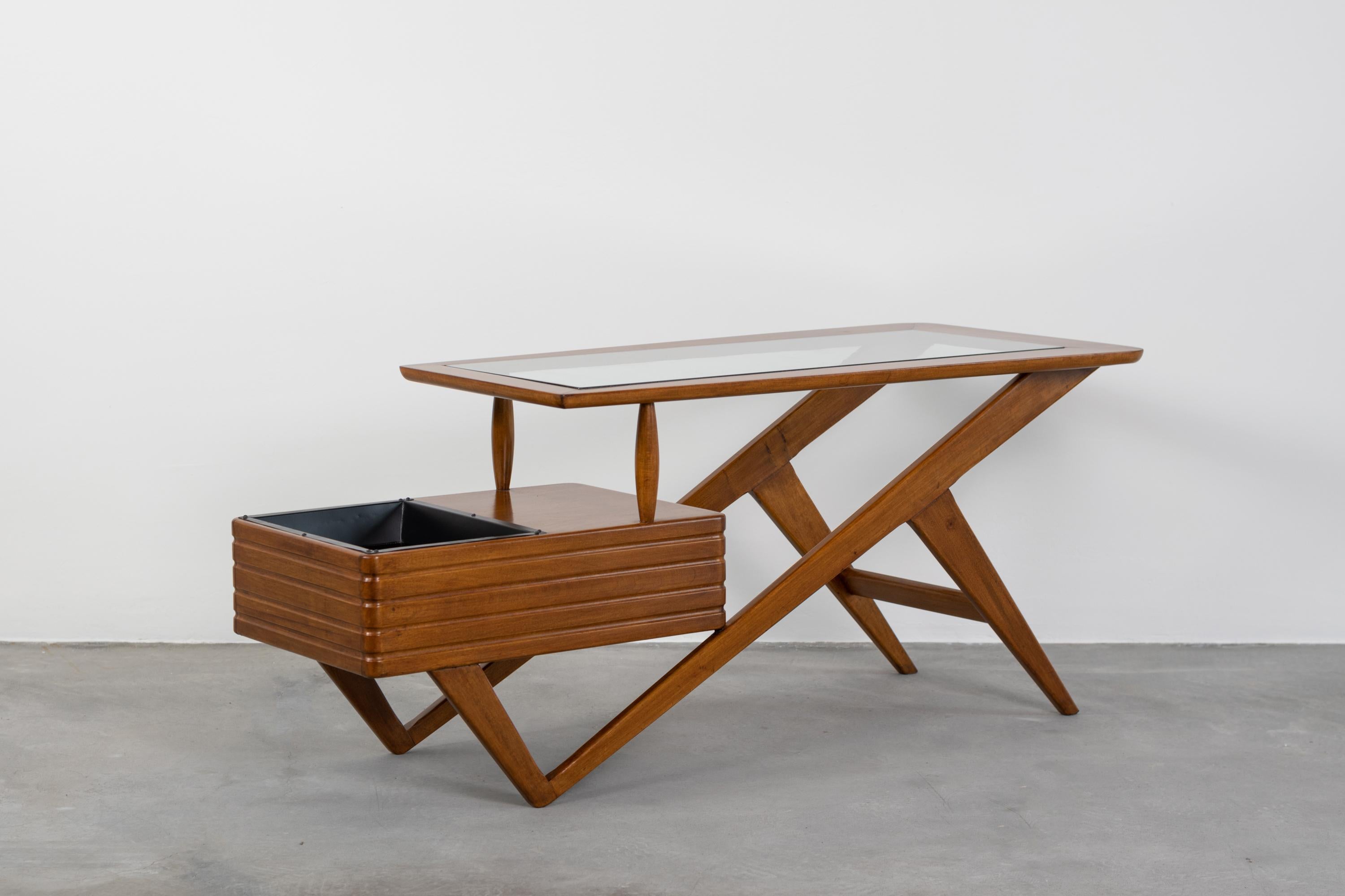 Rare serving table with a structure in walnut wood and ground crystal on top, designed by Mario Gottardi, Italian manufacture from the 1950s. 

Mario Gottardi was born in Venice in 1913. He graduated from the Politecnico di Milano in 1939 and