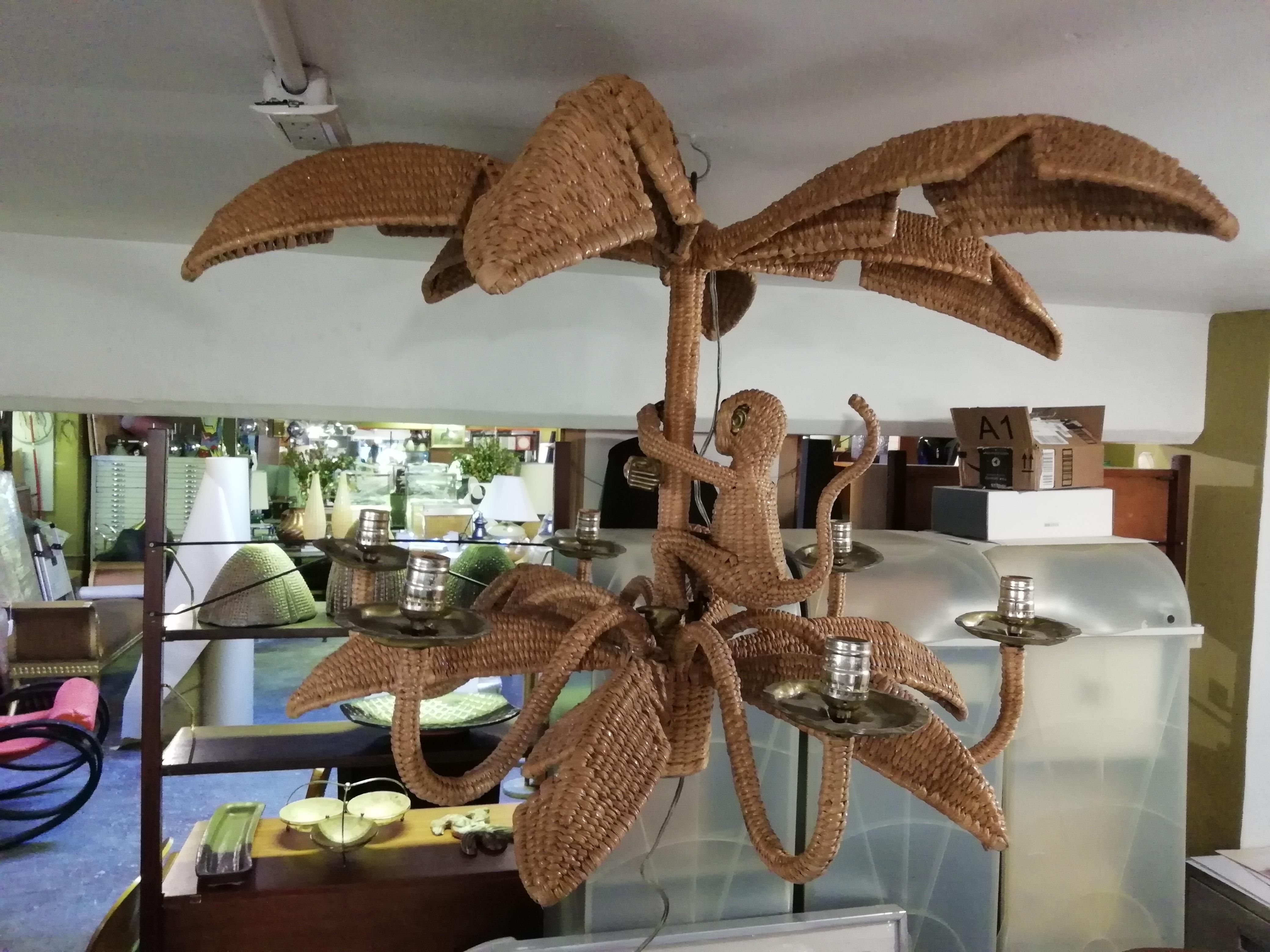 Magnifique lustre MCM mexicain en forme de singe sur un palmier:: réalisé en fibre chuspata tissée avec une structure en fer et des détails en laiton par l'artiste mexicain Mario López Torres dans son atelier Tzumindi à Patzcuaro:: Michoacán. Le