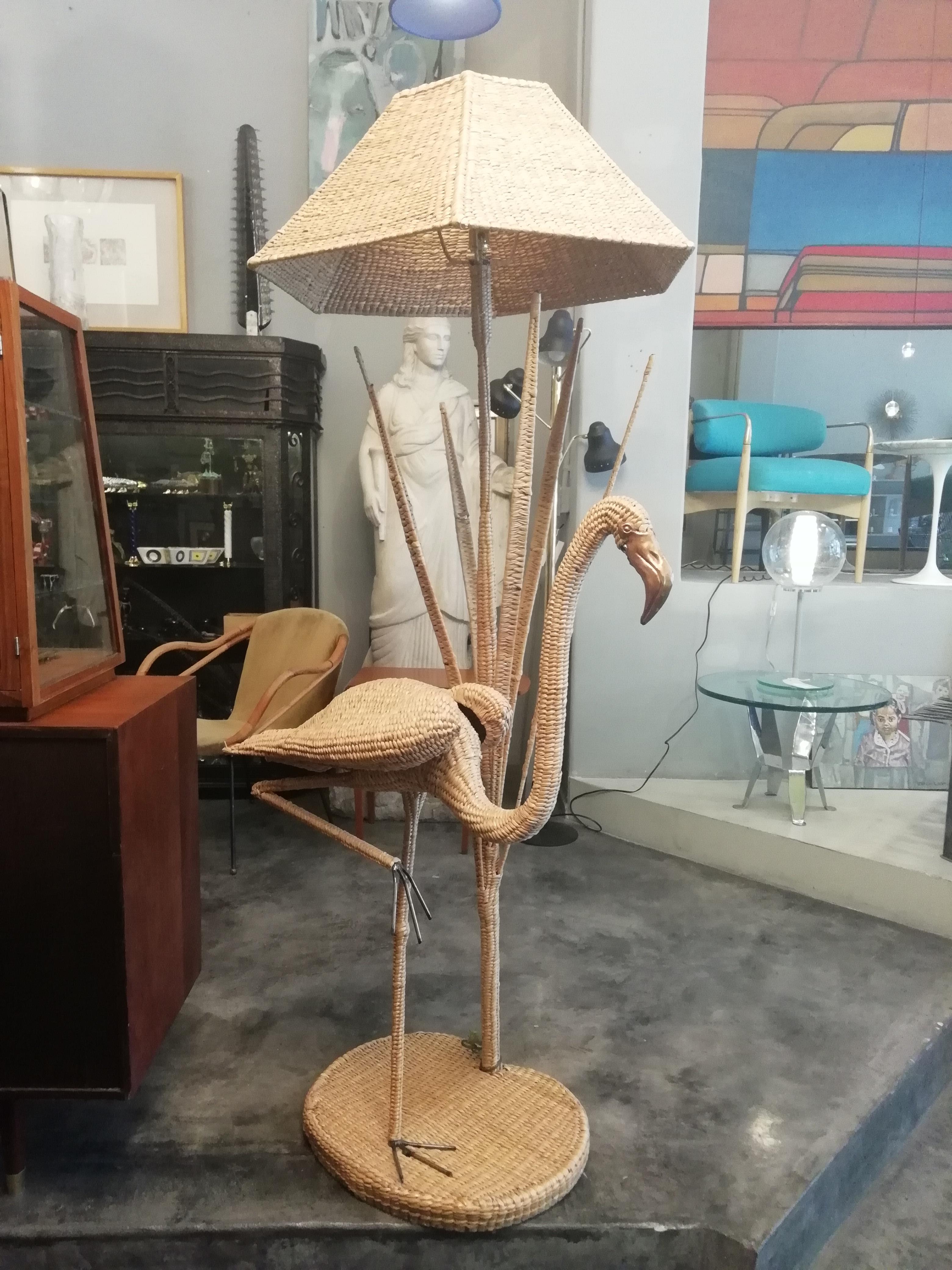 Beautiful Mexican MCM floor lamp shaped like a flamingo with a screen on top, made with woven chuspata fiber with iron structure and copper details by Mexican artist Mario López Torres in his Tzumindi workshop in Patzcuaro, Michoacán. The floor lamp