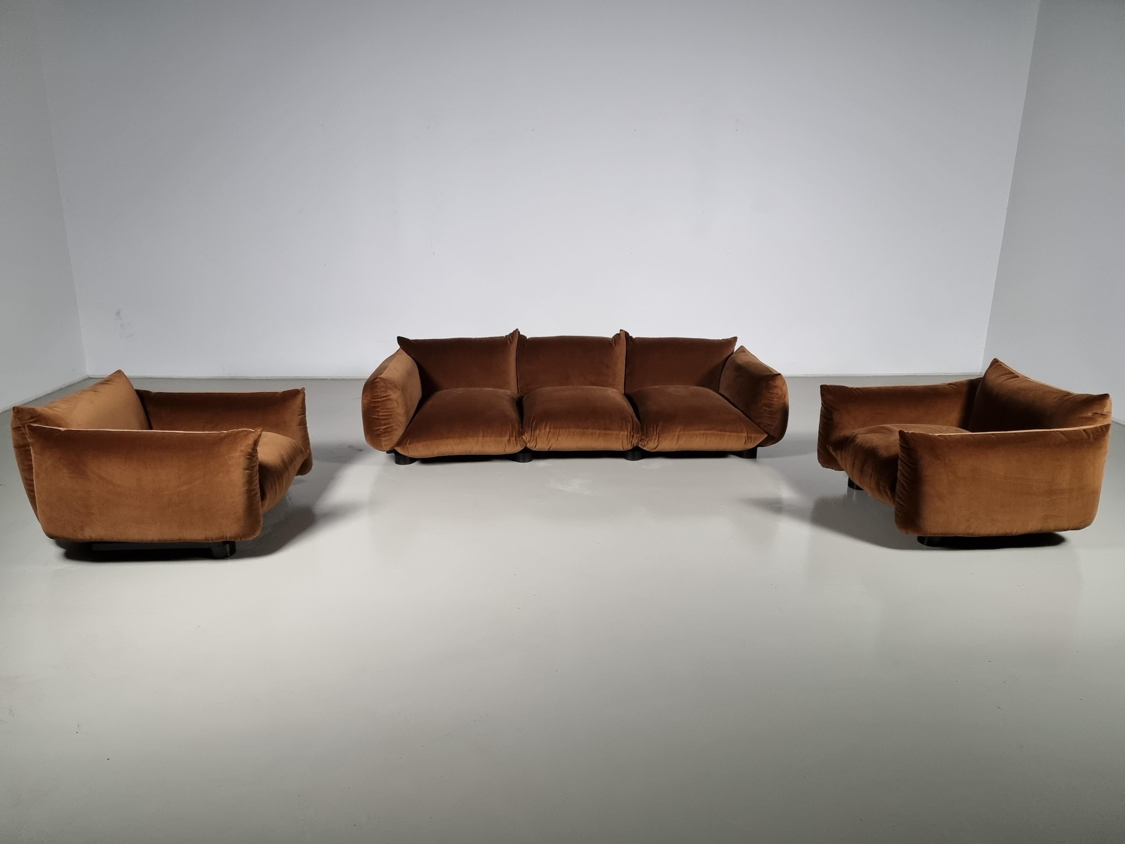 Mario Marenco for Arflex, 'Marenco' sofa, velvet, Italy, 1970

This Marenco set is designed by Mario Marenco for Arflex. This sofa features a system with making the armrest and seats the base portion. There is a metal tubular frame facilitated for