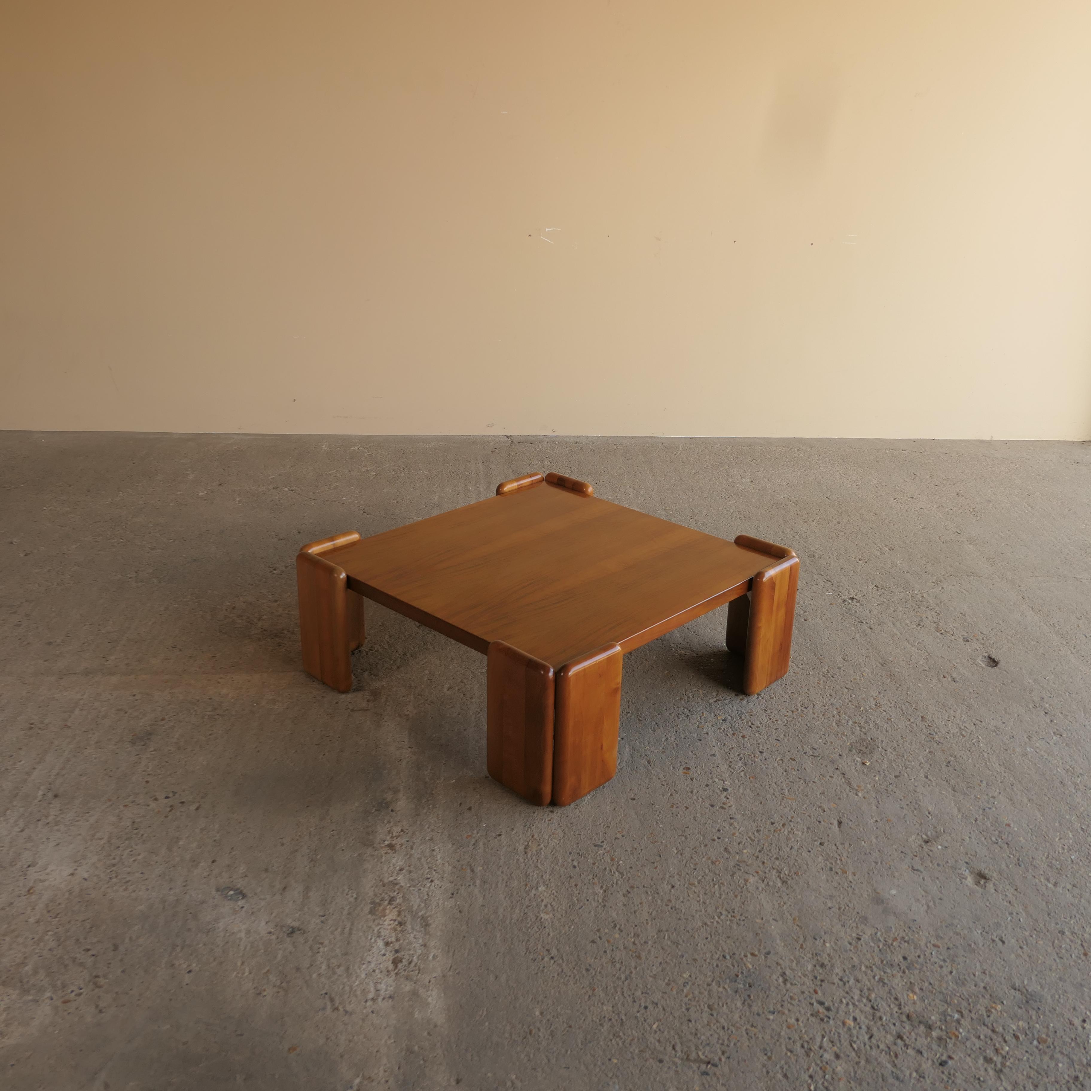 A beautiful and rare vintage coffee table designed by celebrated Italian architect and designer Mario Marenco for Mobilgirgi, Italy, circa 1970s. Expertly crafted from solid walnut, this piece exemplifies the clean lines, understated elegance, and