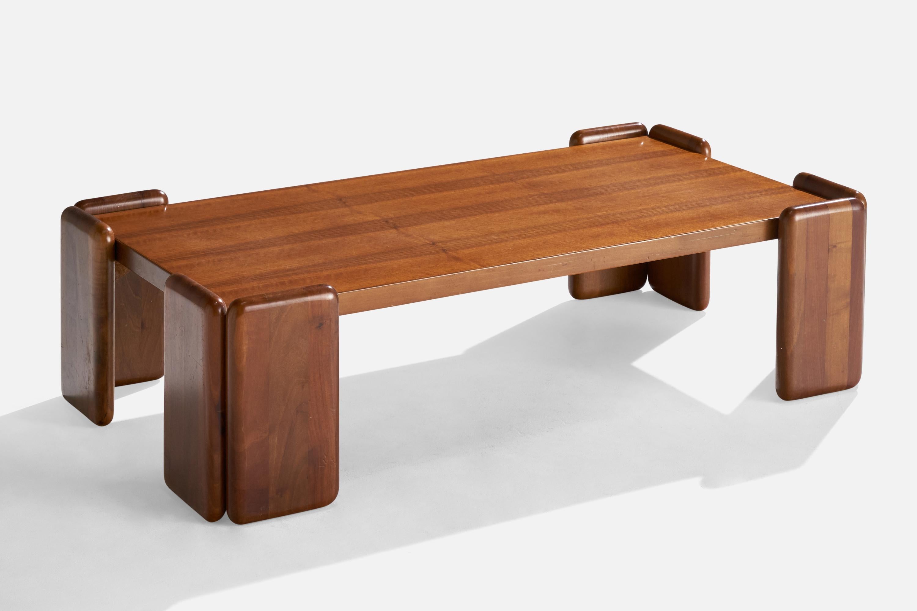 Una mesa de centro de nogal Canaletto diseñada por Mario Marenco y producida por Mobilgirgi. Italia, c. 1970.