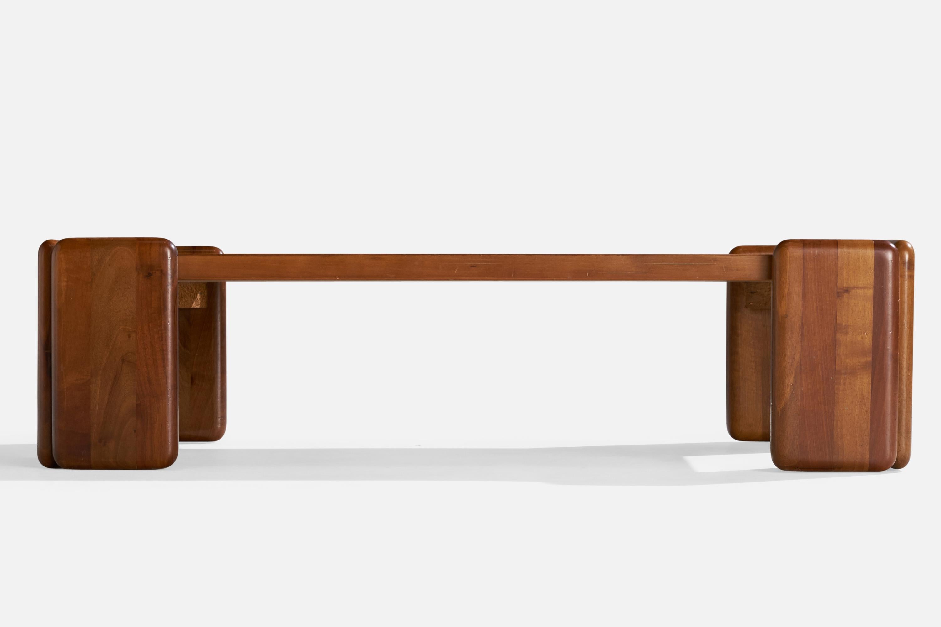 Mario Marenco, Mesa de centro, Nogal, Italia, 1970s en Bueno estado para la venta en High Point, NC