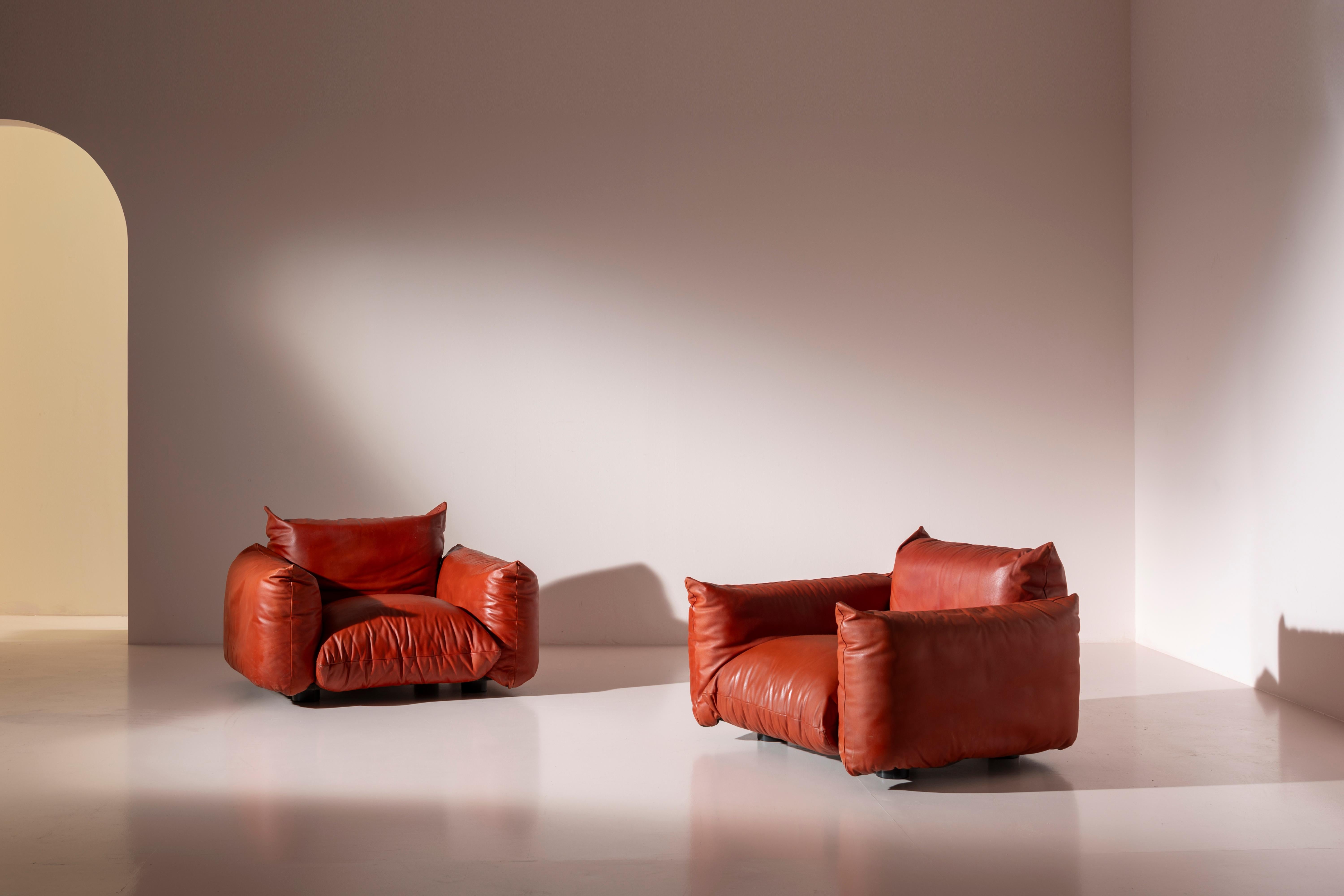 The first edition pair of Marenco leather lounge chairs by Arflex, originating from the 1970s, epitomize the ingenuity of Mario Marenco's design.

Debuting in 1970, these lounge chairs showcase a modular construction, comprising individual seat,