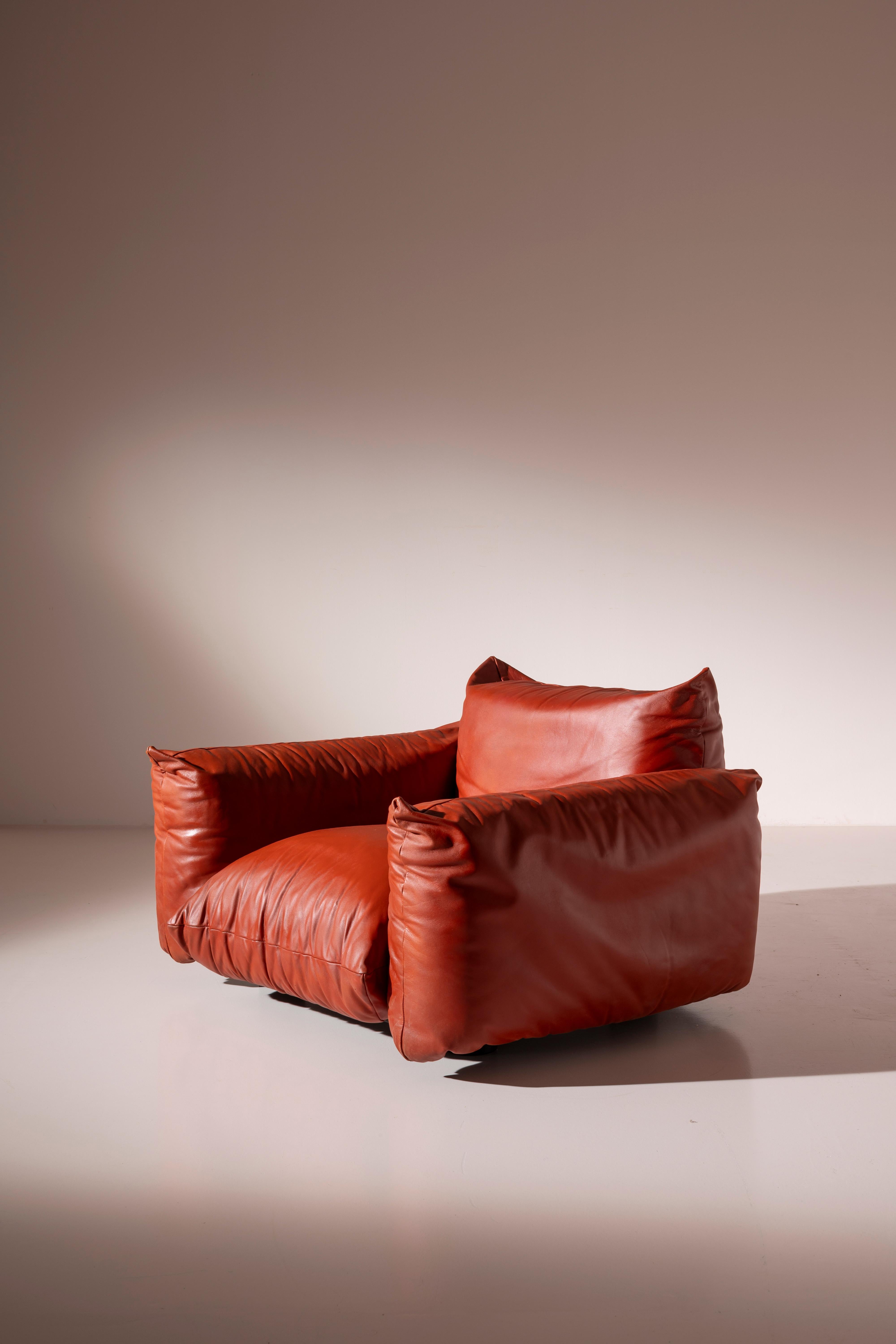 Leather  Mario Marenco first edition pair of leather lounge chairs, Arflex, Italy, 1970s For Sale
