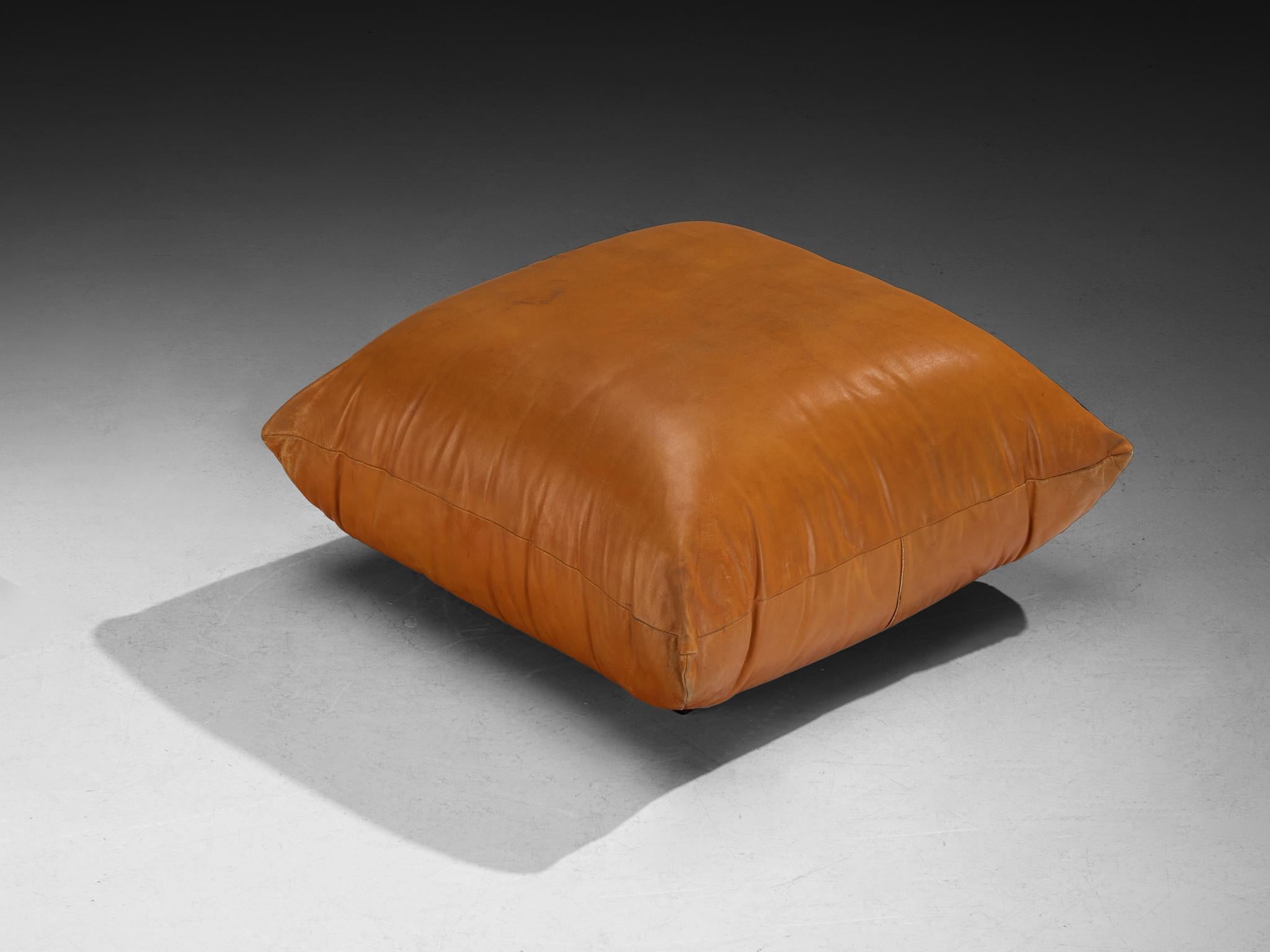 Mario Marenco pour Arflex, ottoman 'Marius&Marius', cuir, métal, bois laqué, Italie, années 1970

Lovely cushion shaped ottoman, conçu par Mario Marenco pour Arflex dans les années 1970, est un objet qui rejette avec assurance la netteté. Chaque