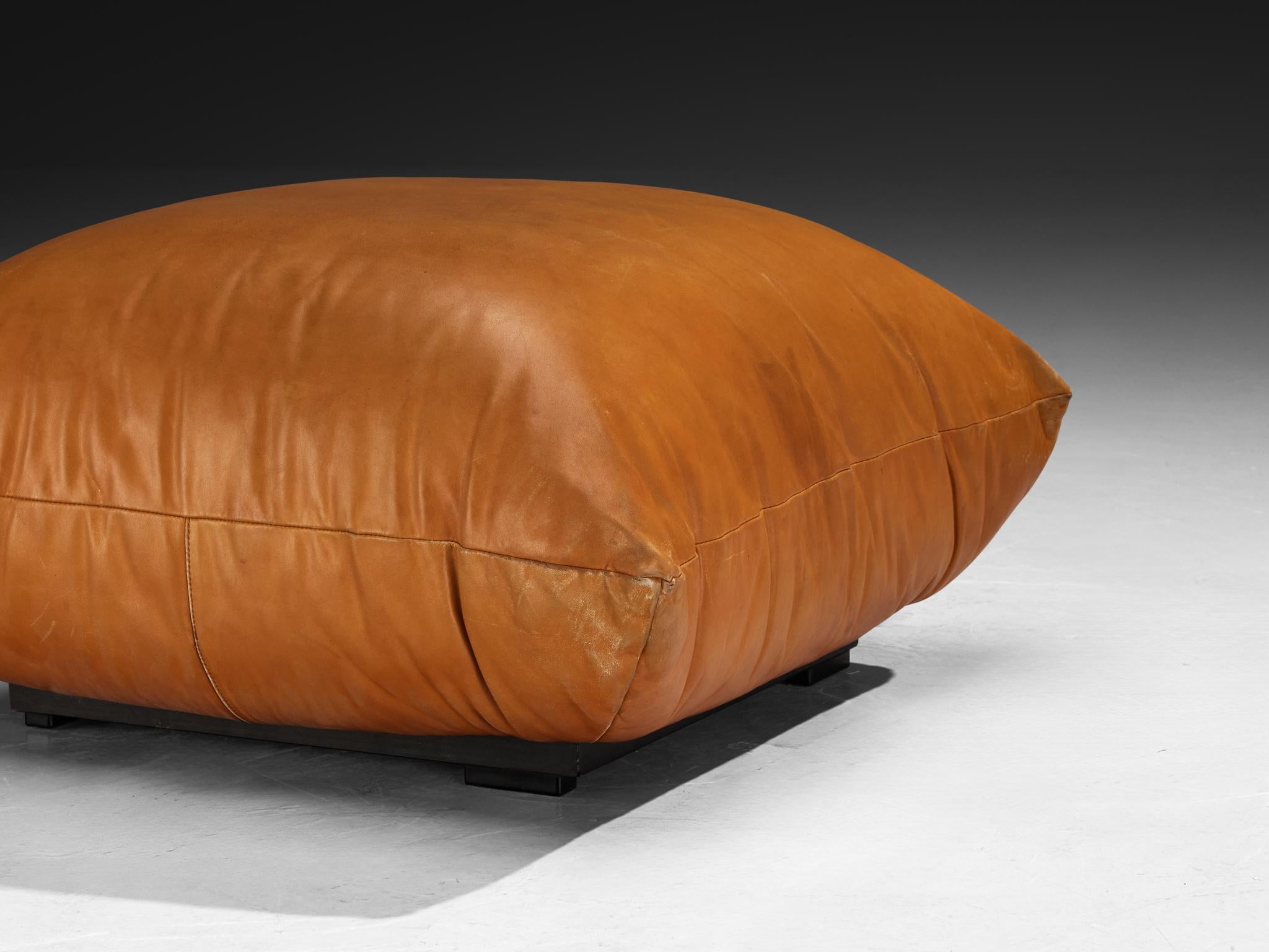 Postmoderne Pouf Mario Marenco pour Arflex en cuir cognac en vente