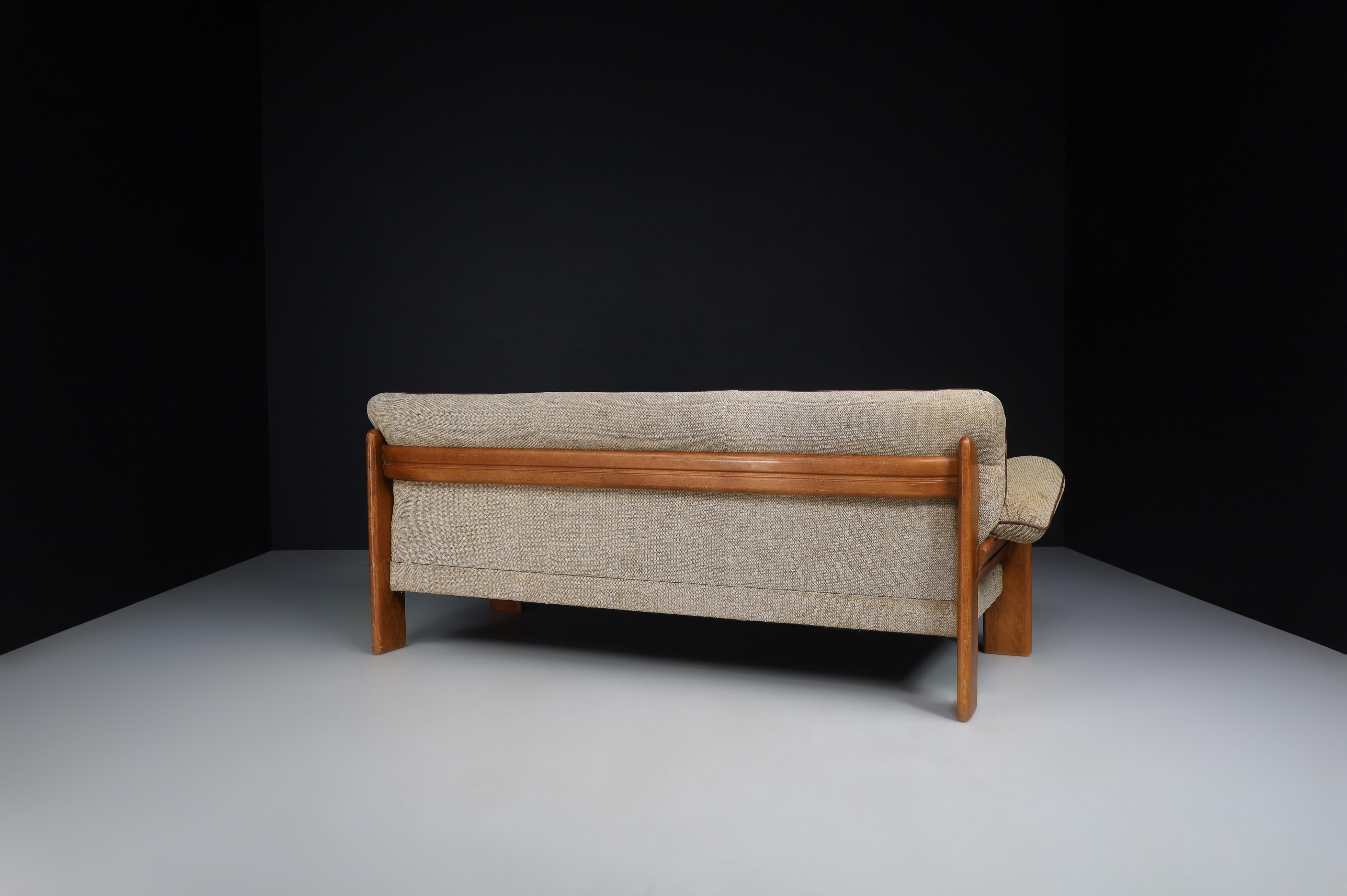 Mario Marenco for Mobil Girgi lounge sofa in walnut & original fabric Italy 1970 For Sale 3