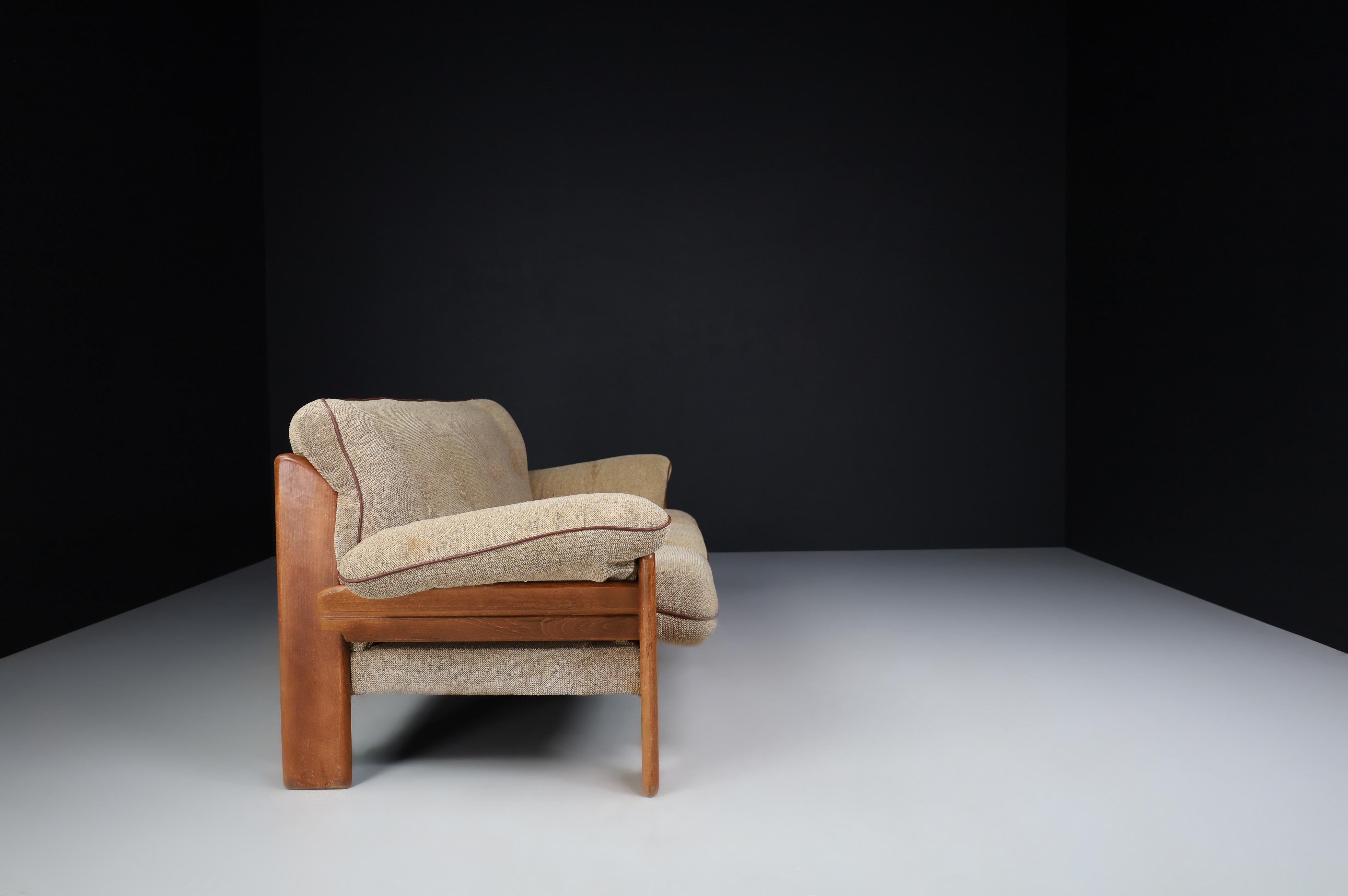 Mario Marenco for Mobil Girgi lounge sofa in walnut & original fabric Italy 1970 For Sale 4